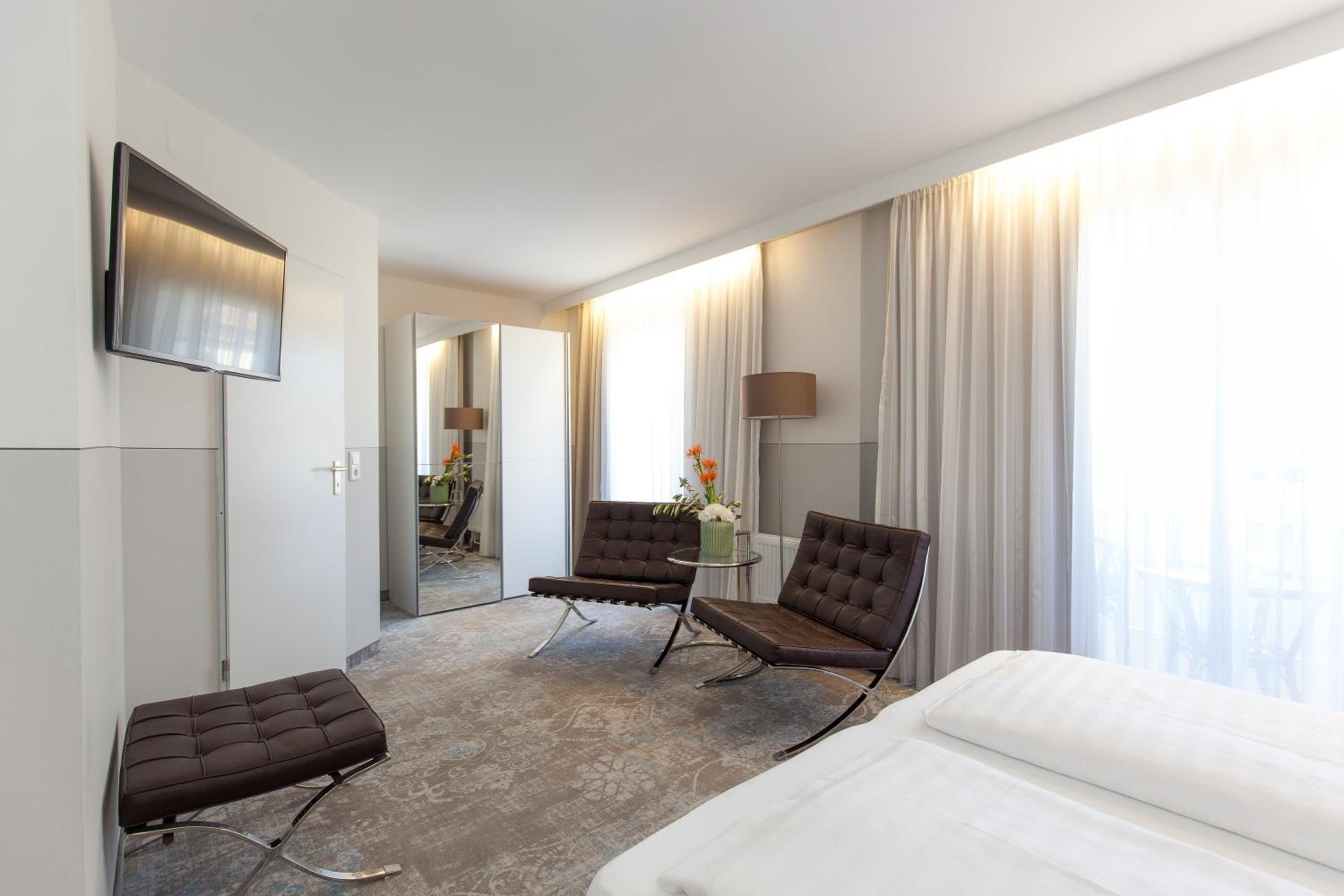 Large Double Room - Photo 6