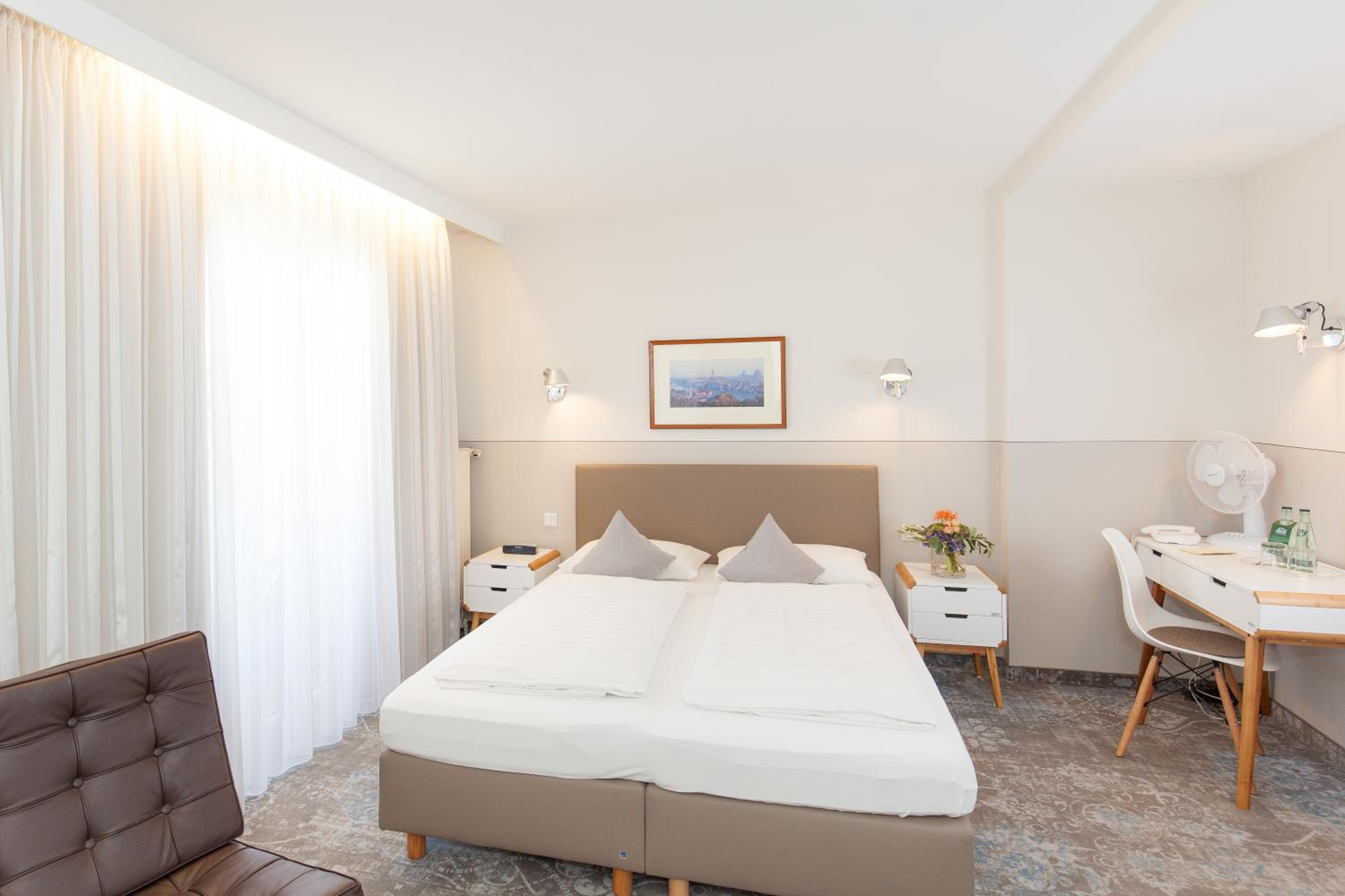 Large Double Room - Photo 7