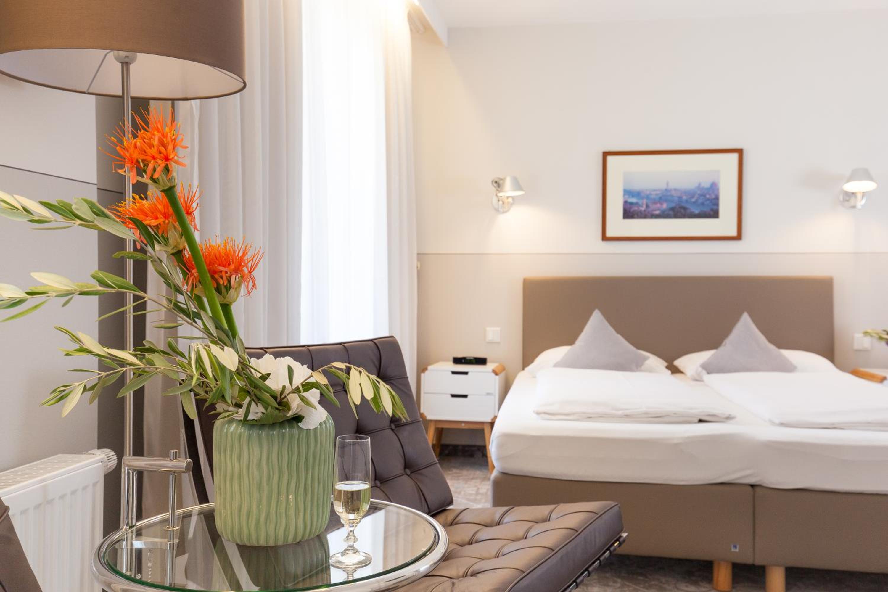 Large Double Room - Photo 8
