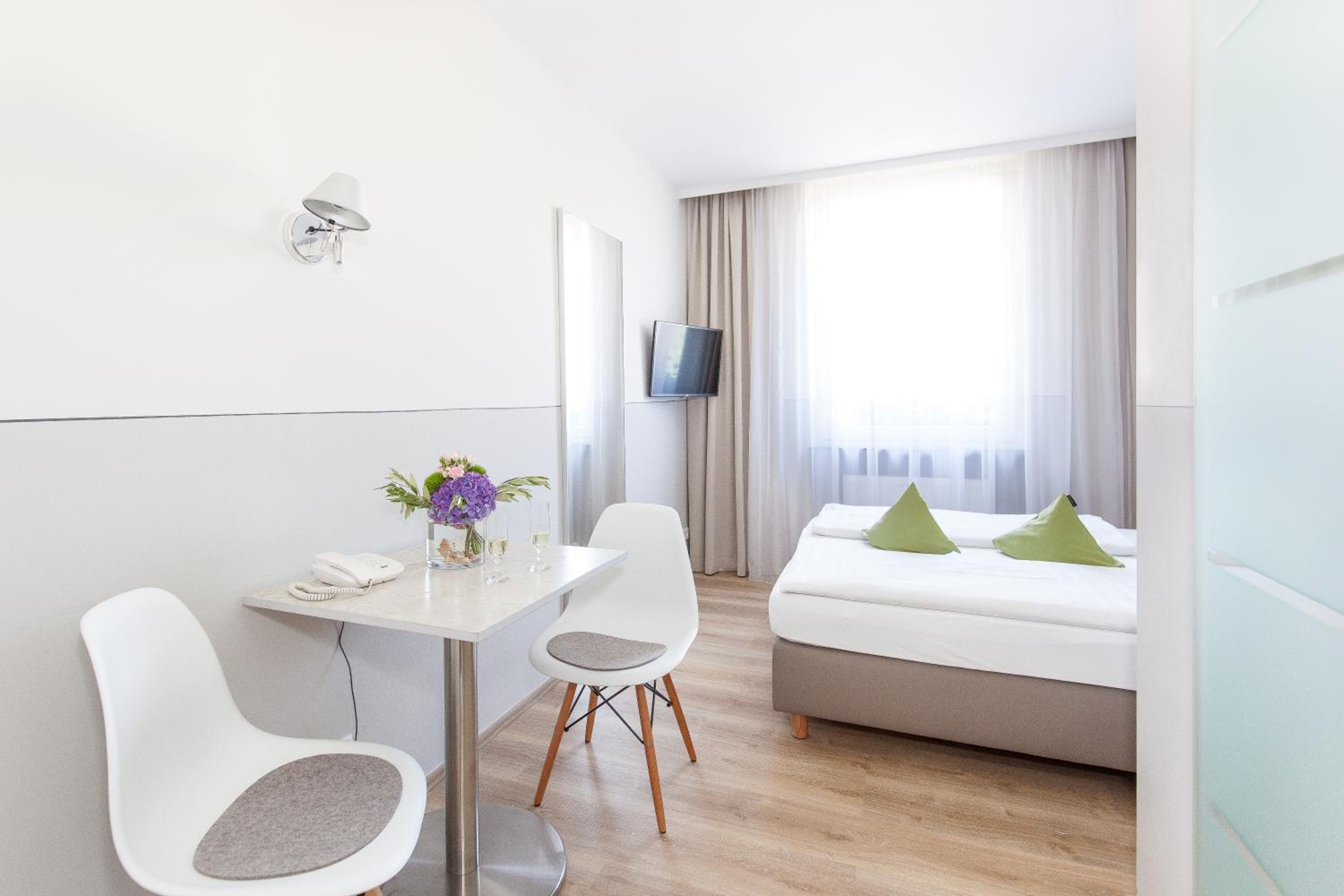 Standard Double Room - Photo 8