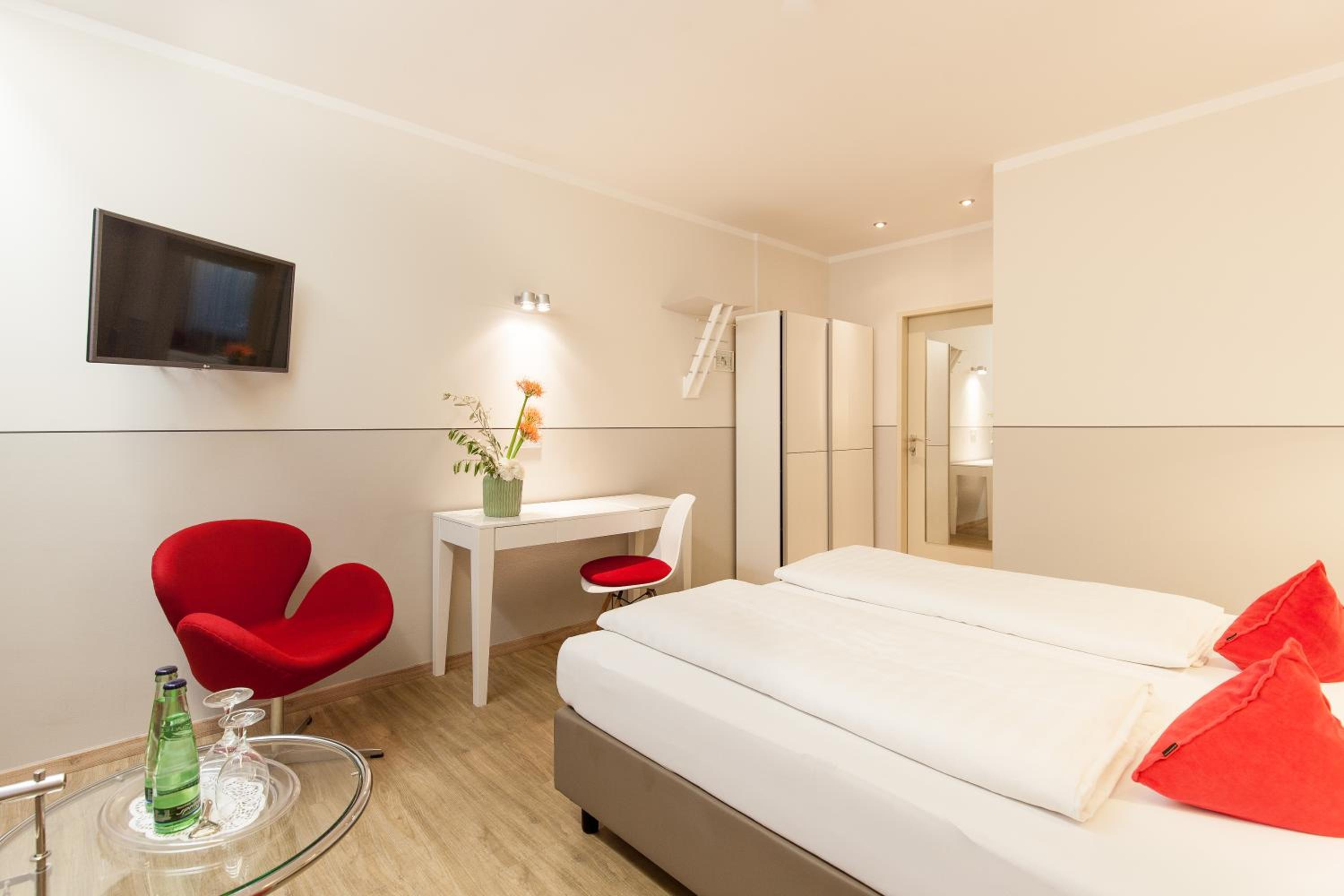 Large Double Room - Photo 3