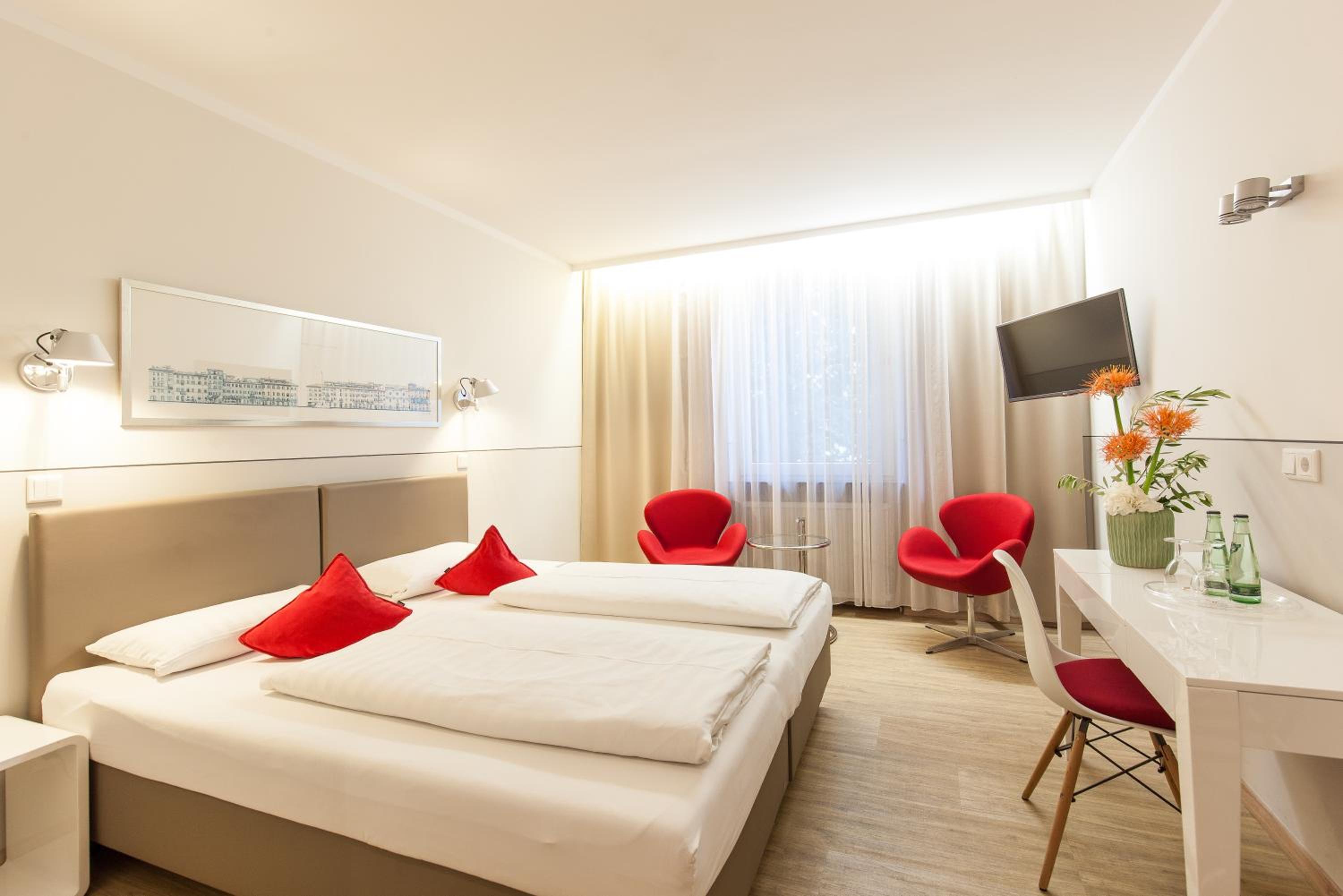 Large Double Room - Photo 4