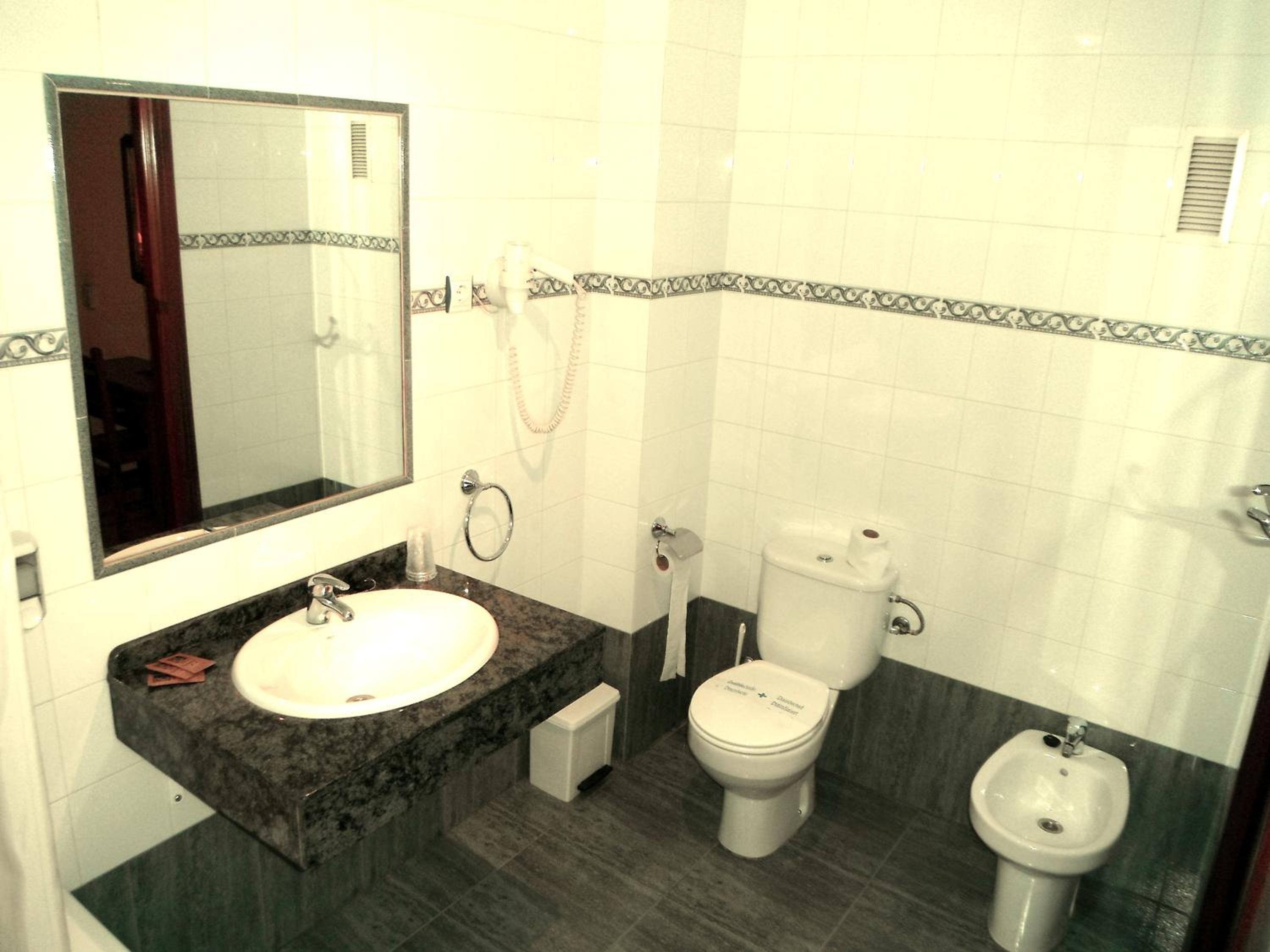 Double or Twin Room - Photo 5