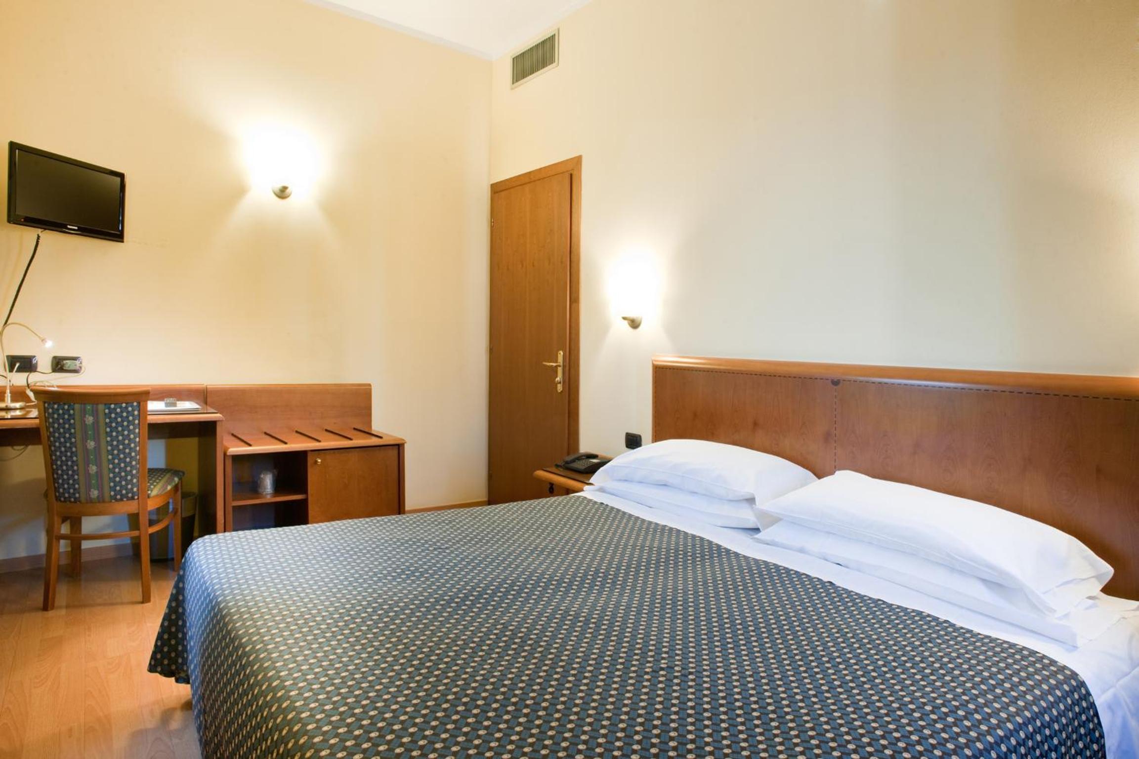 Standard Triple Room - Photo 1