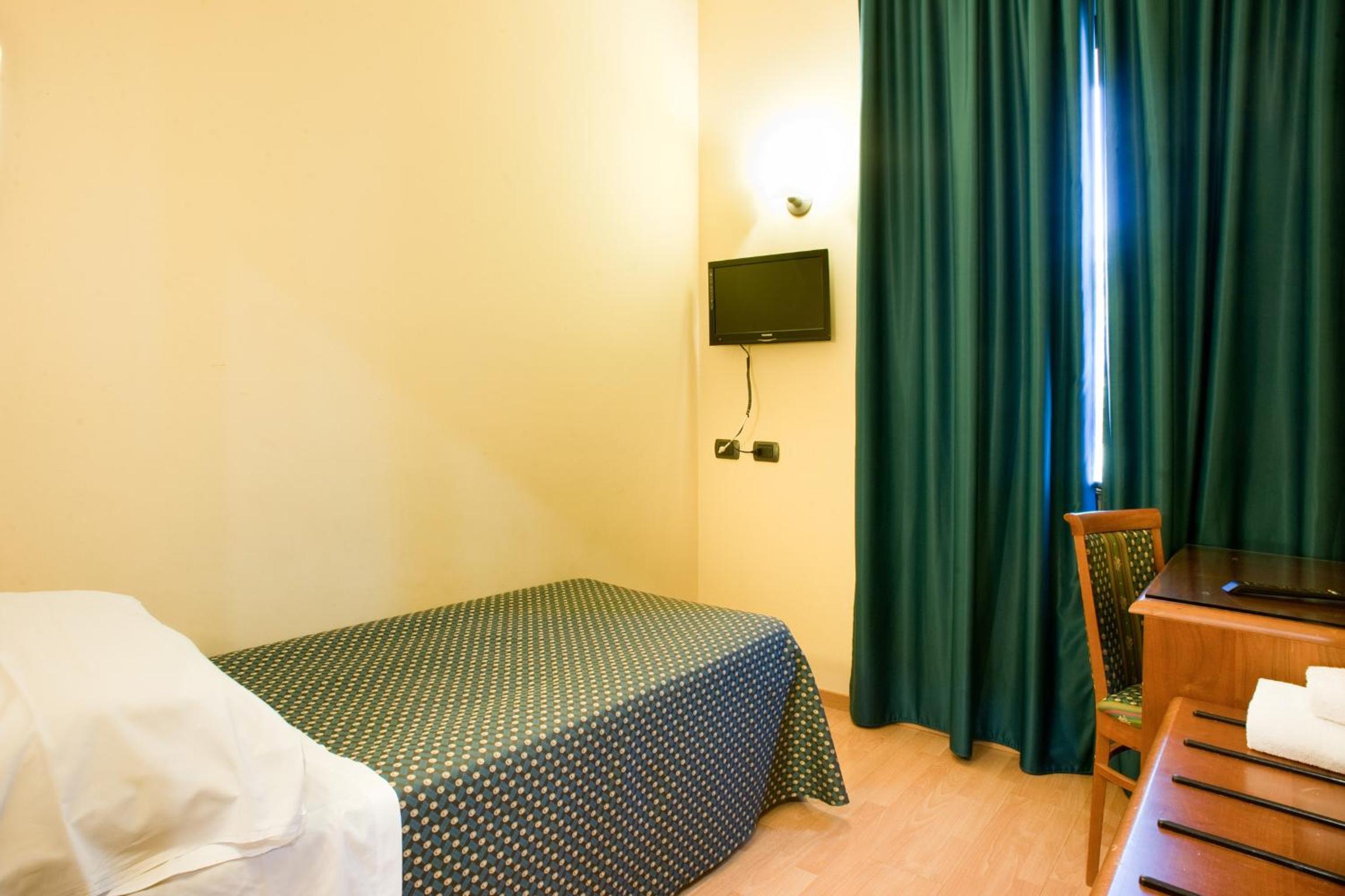 Standard Triple Room - Photo 4