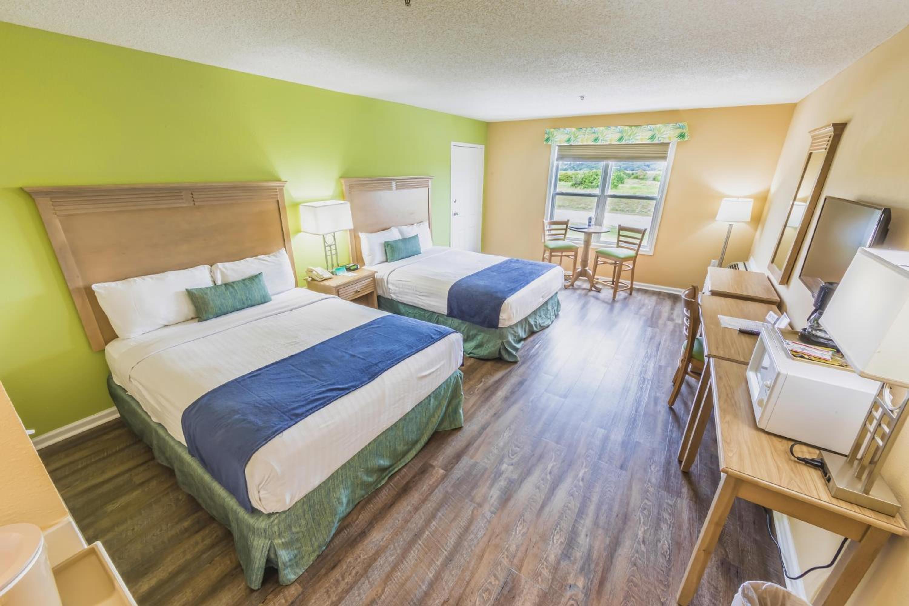 Standard Queen Room - Non Oceanview photo 1
