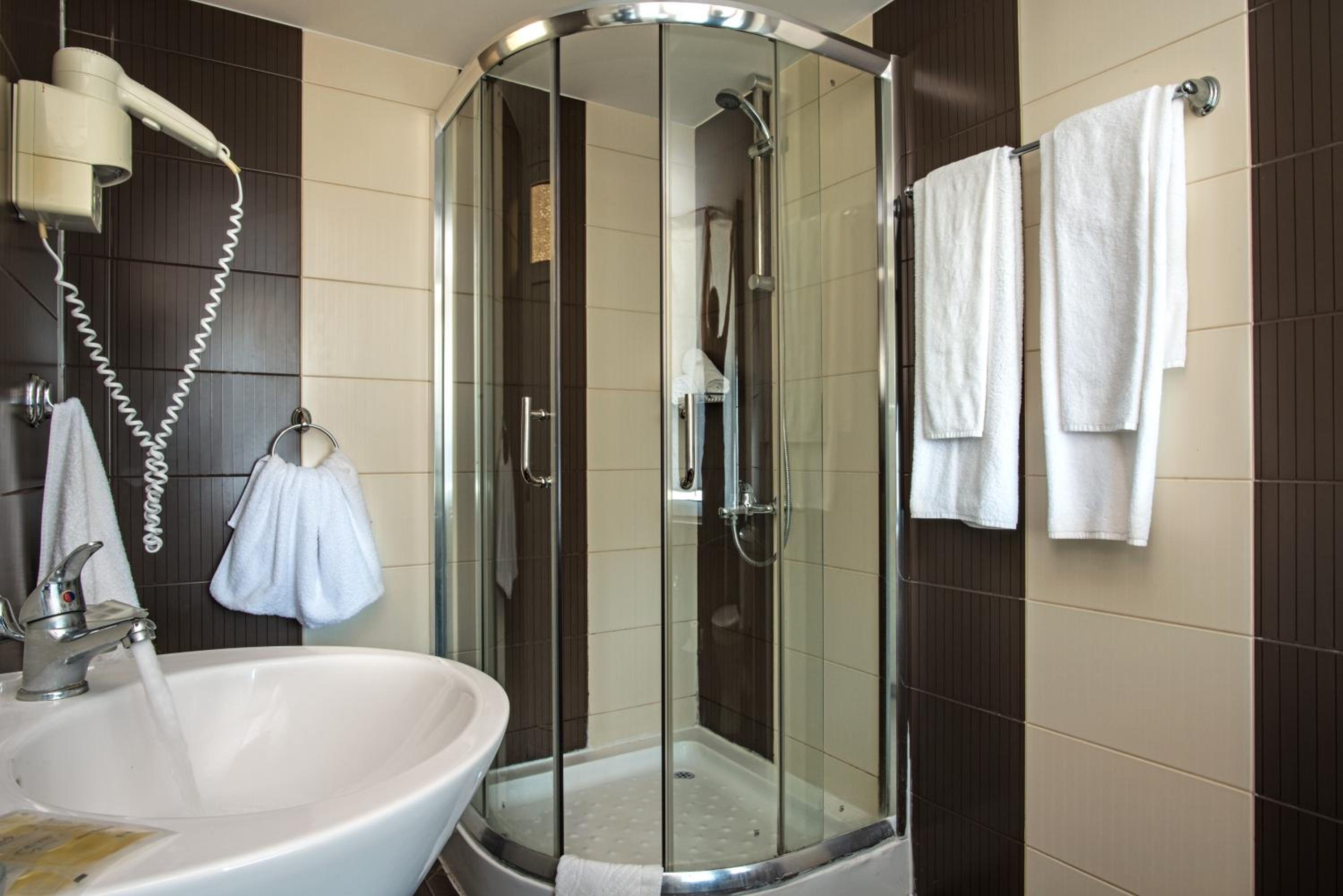 Double or Twin Room (2 Adults + 1 Child) - Photo 3