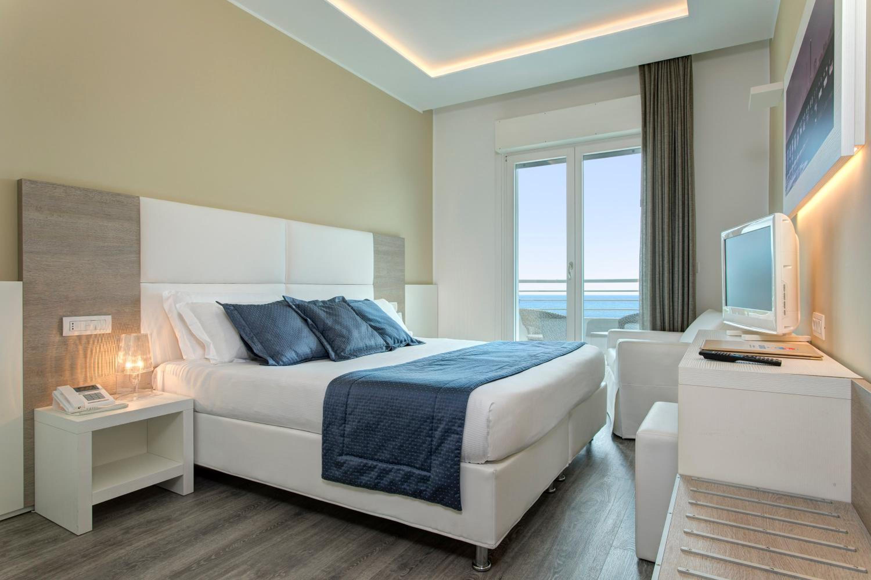 Deluxe Double or Twin Room with Sea View photo 1