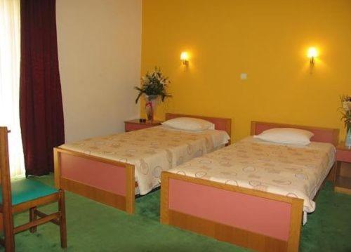 Twin Room - Photo 11