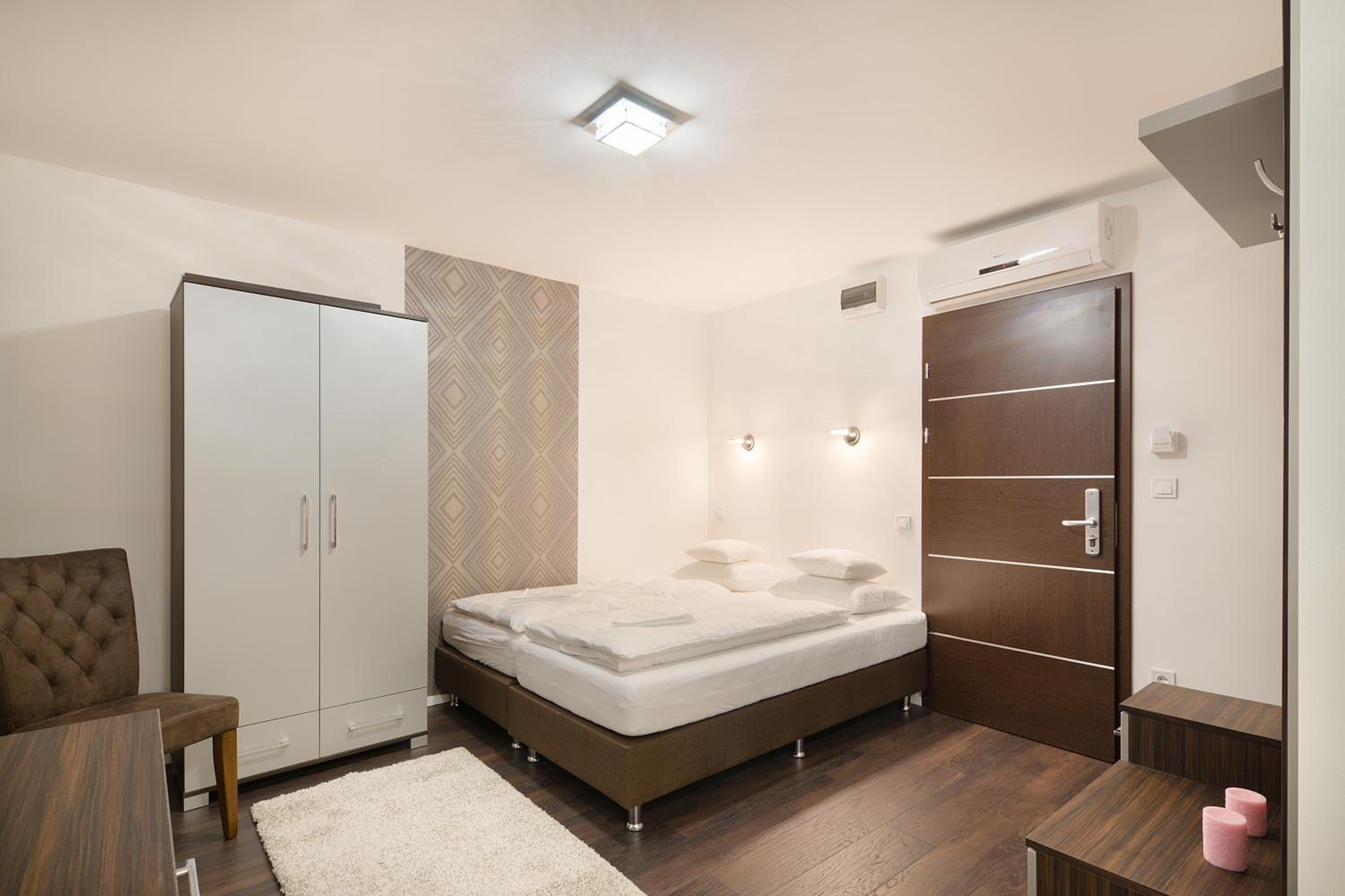 Standard Double Room thumbnail 5