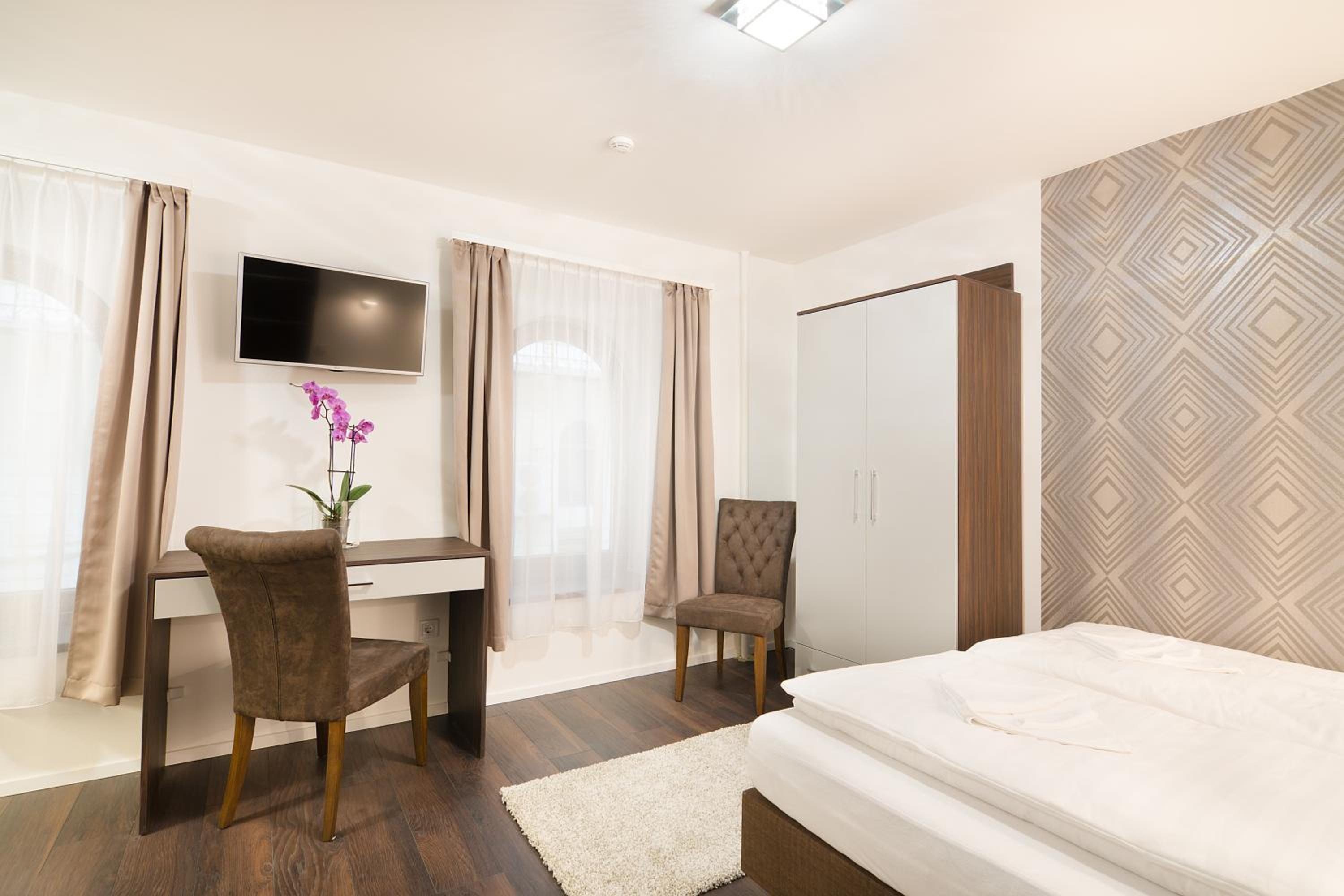 Standard Double Room thumbnail 6