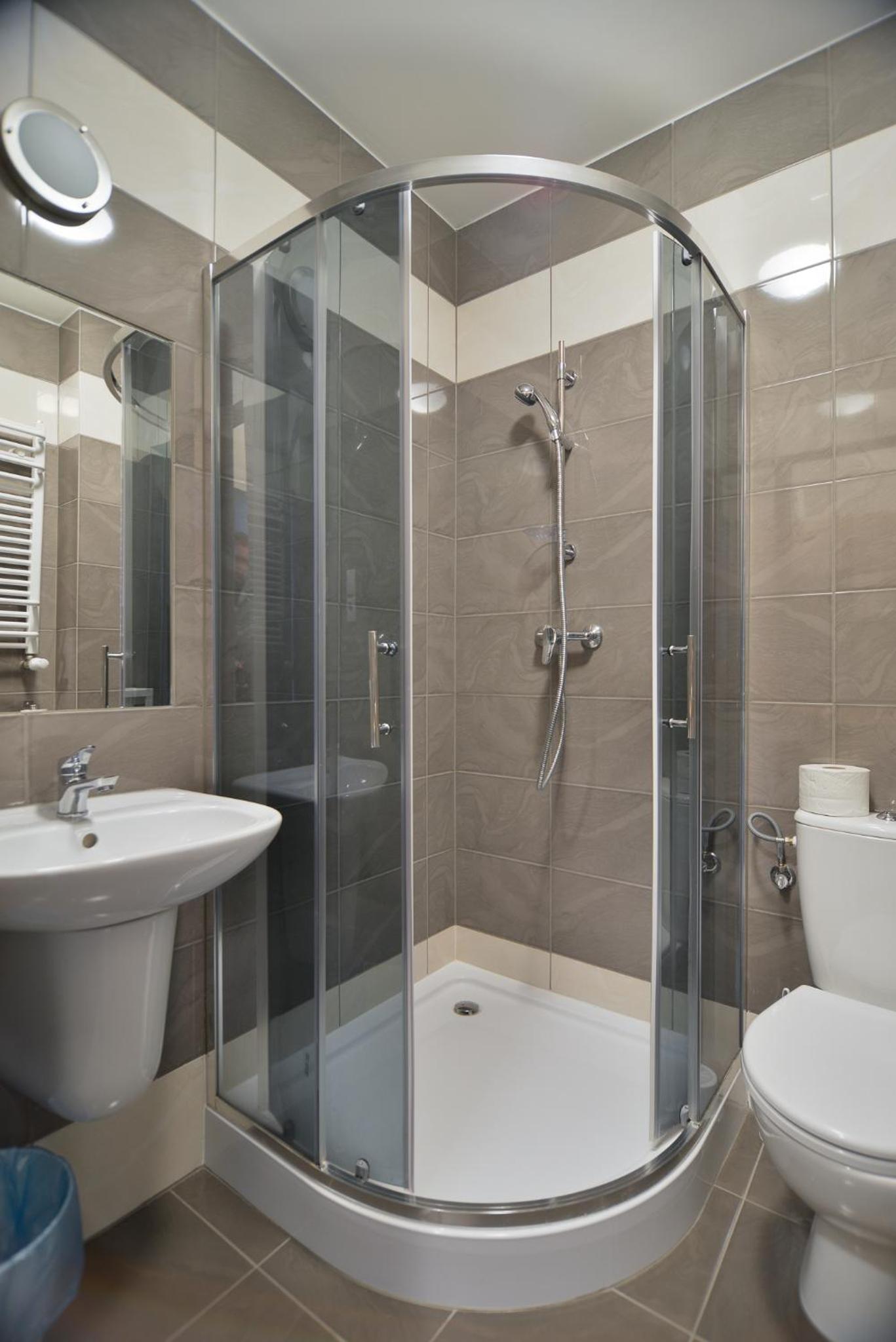 Twin Room with Private Bathroom - Photo 5