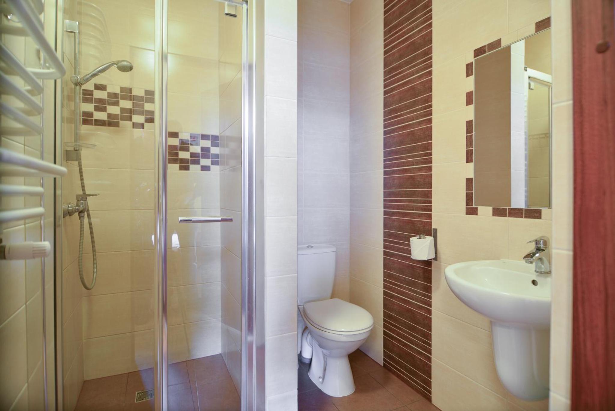 Quadruple Room with Bathroom - Photo 2