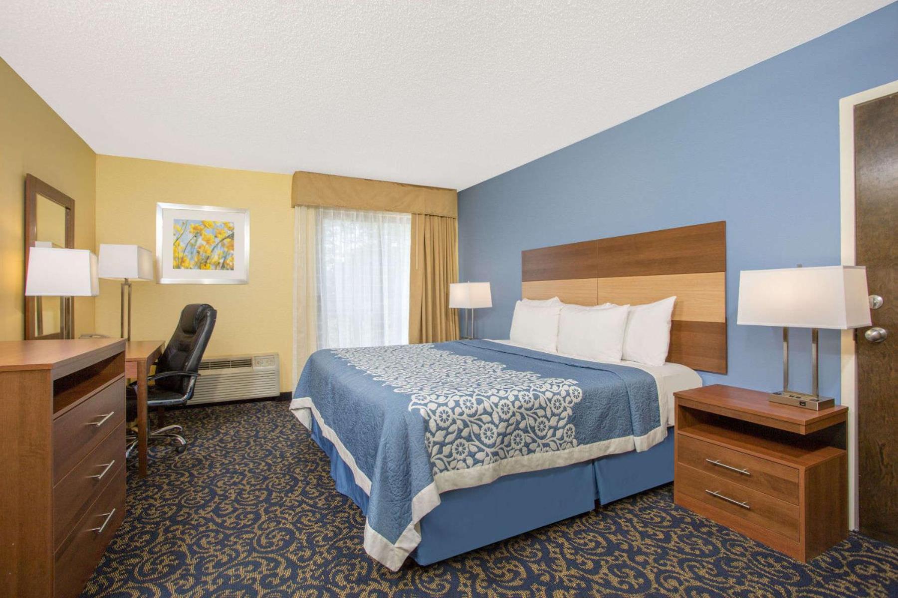 Queen Room - Non-Smoking - Photo 2