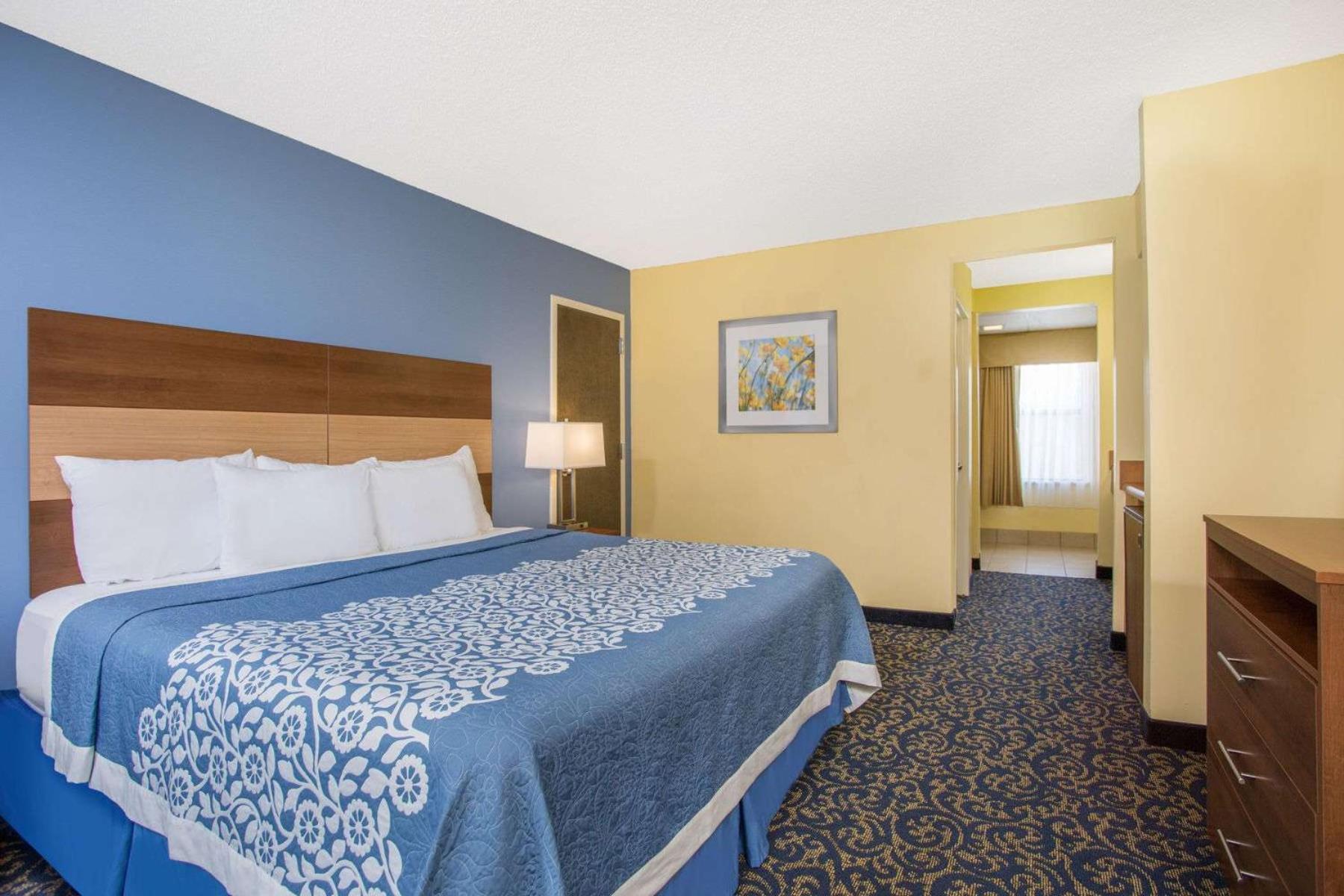 Deluxe Business Queen Room - Non-Smoking - Photo 4
