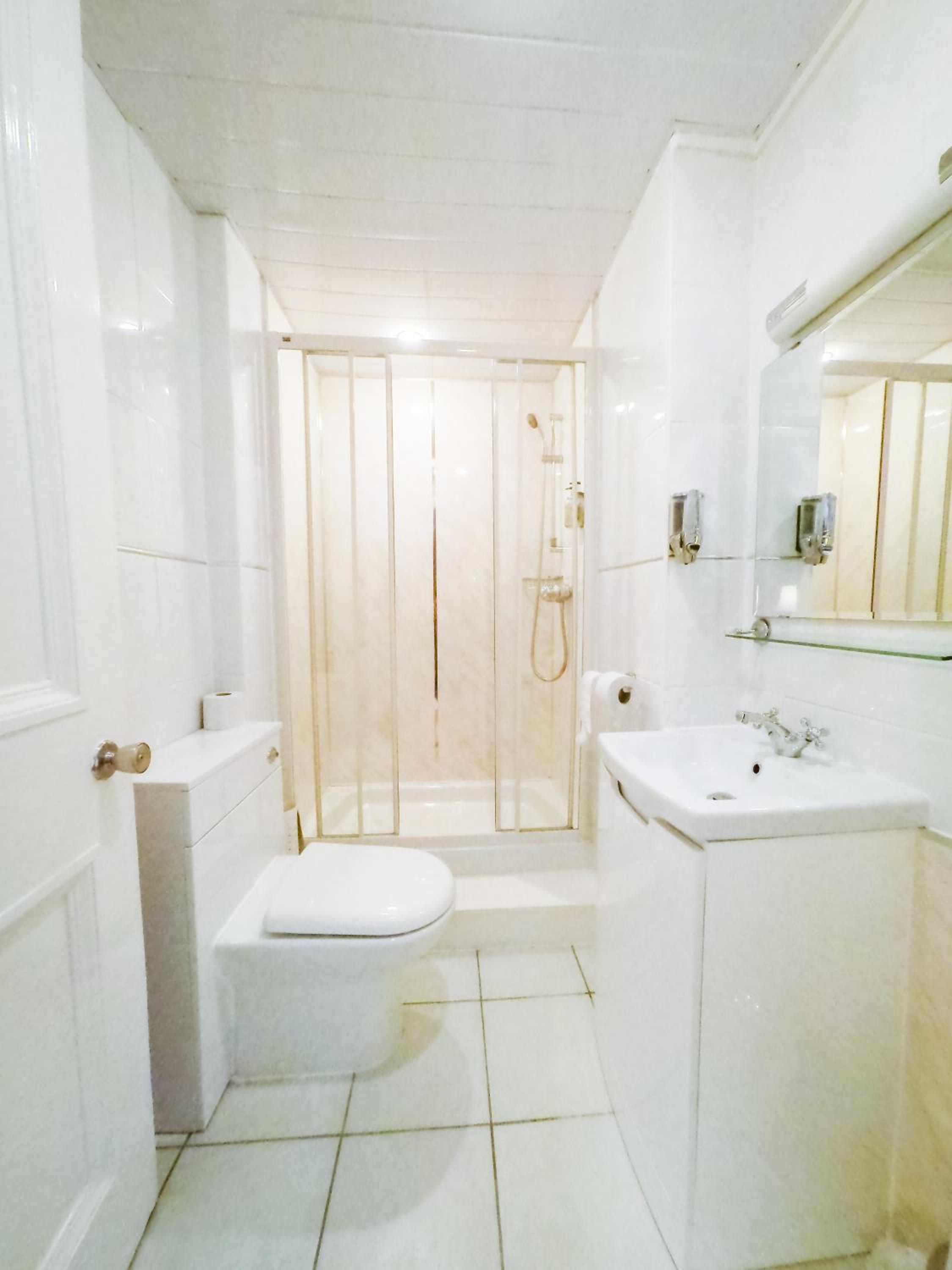Standard Queen Room - Photo 9