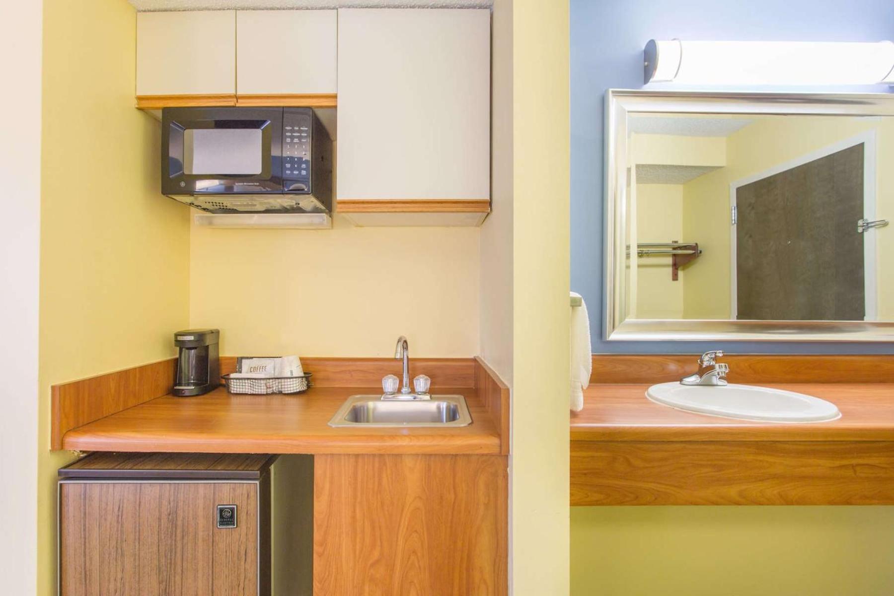Deluxe Double Room with Two Double Beds - Non-Smoking - Photo 2