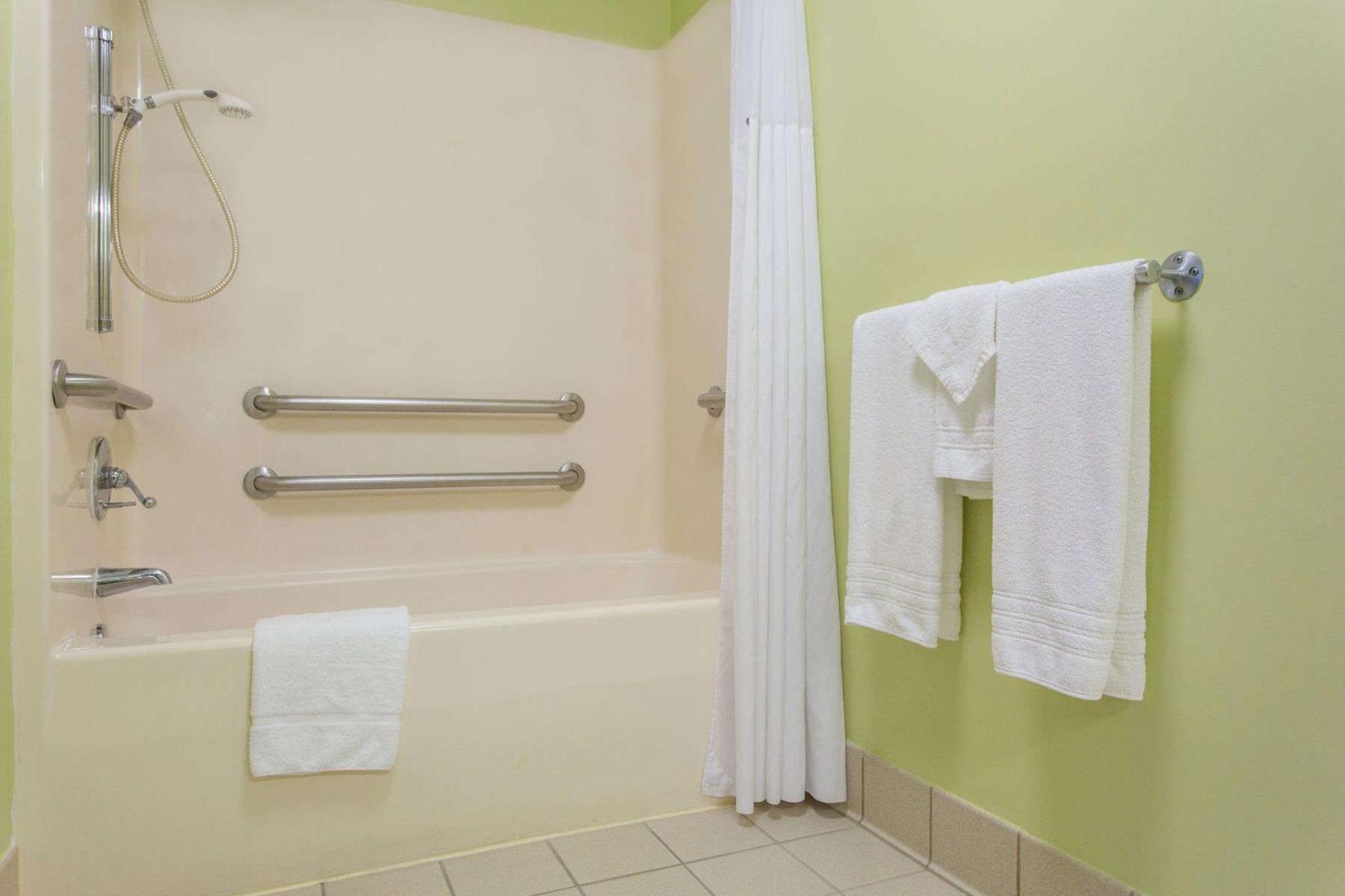 Queen Room - Disability Access/Non-Smoking - Photo 2