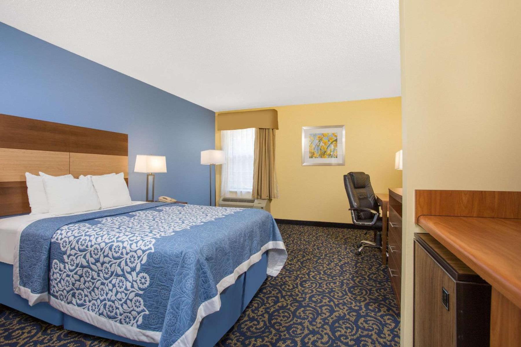 King Room - Non-Smoking - Photo 1