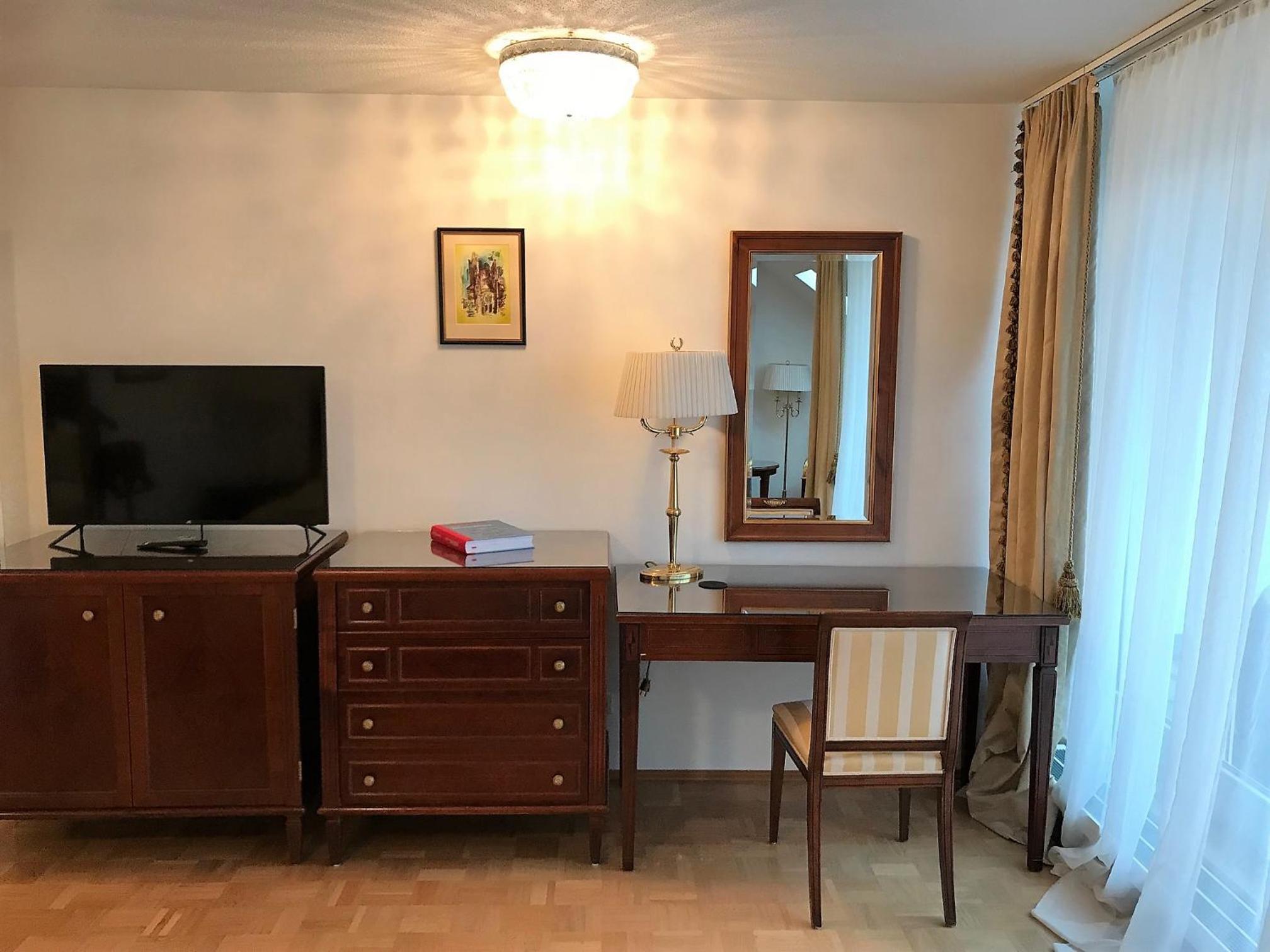 Three Bedroom Deluxe Apartment - Photo 13