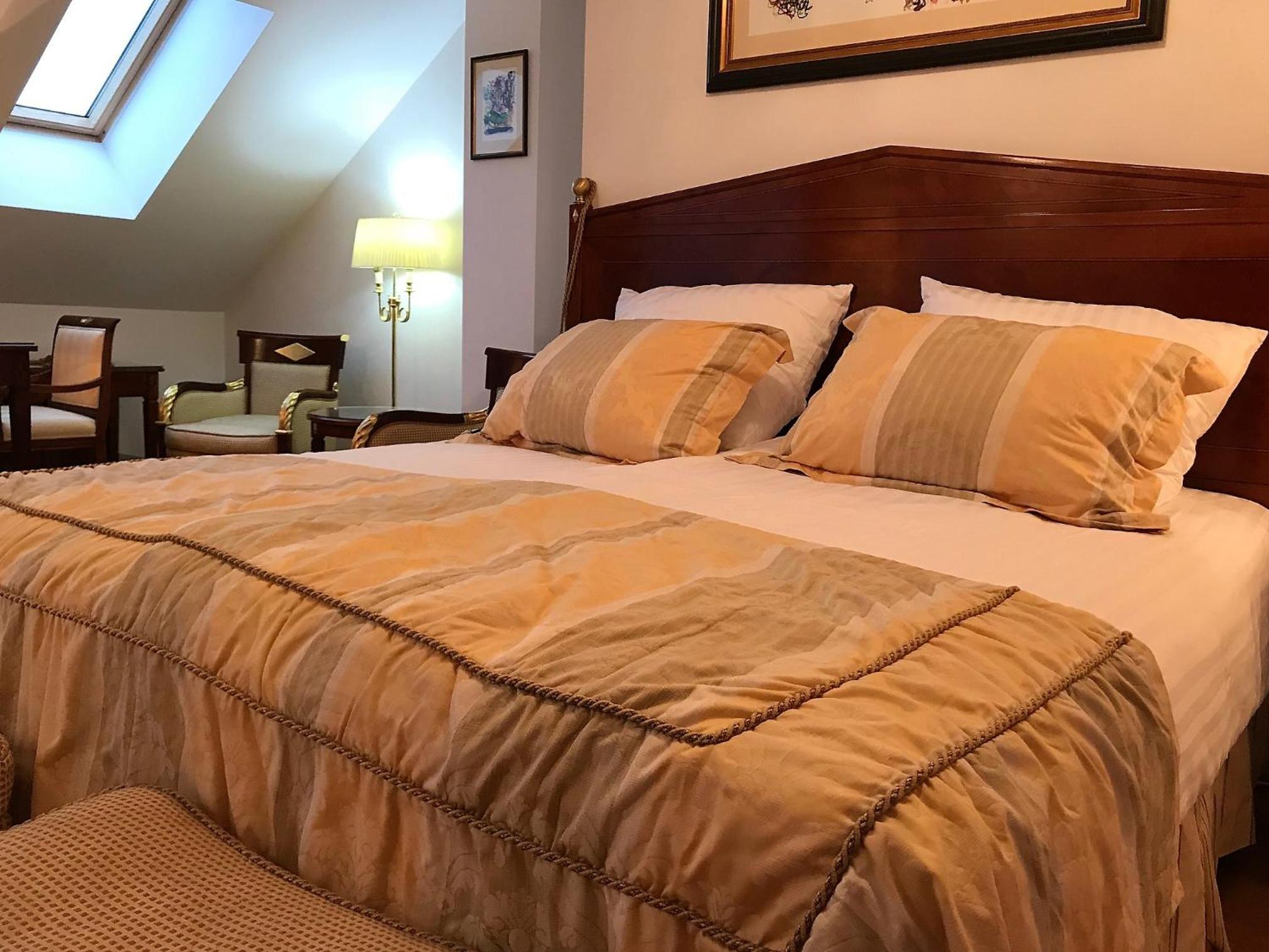 Three Bedroom Deluxe Apartment - Photo 9
