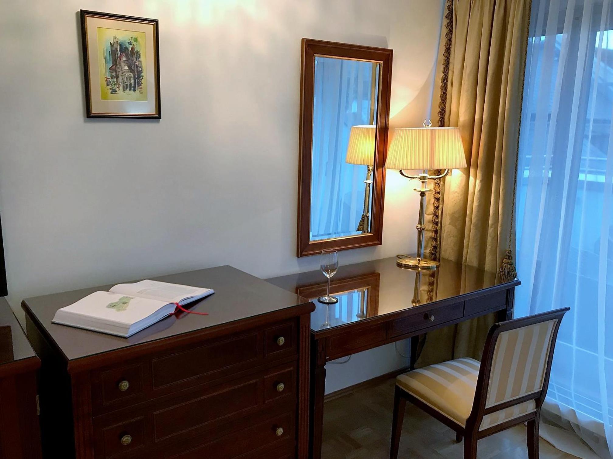 Three Bedroom Deluxe Apartment - Photo 8