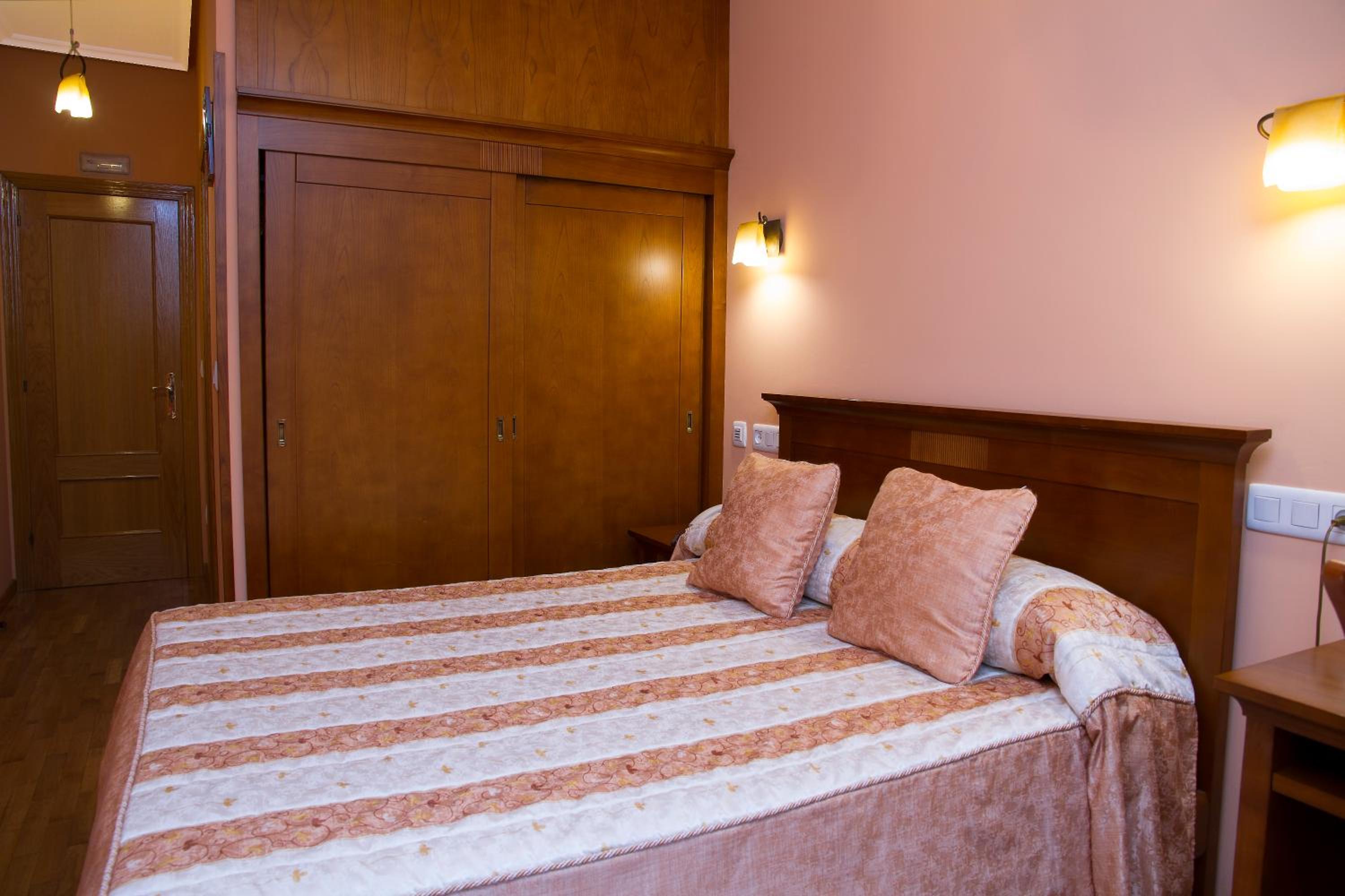 Double Room - Photo 17