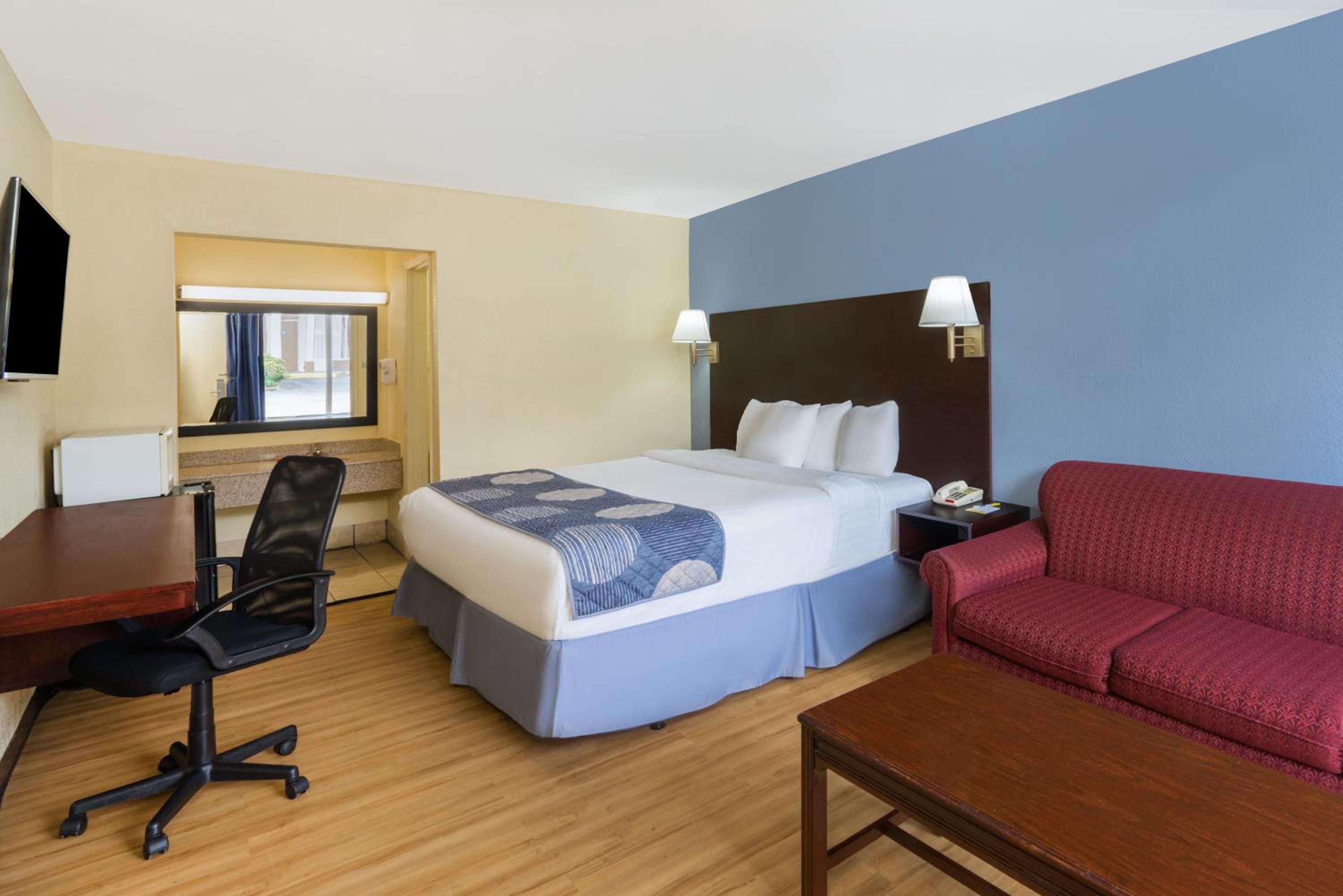 Queen Room with Bath Tub - Mobility Accessible/Non-Smoking photo 3