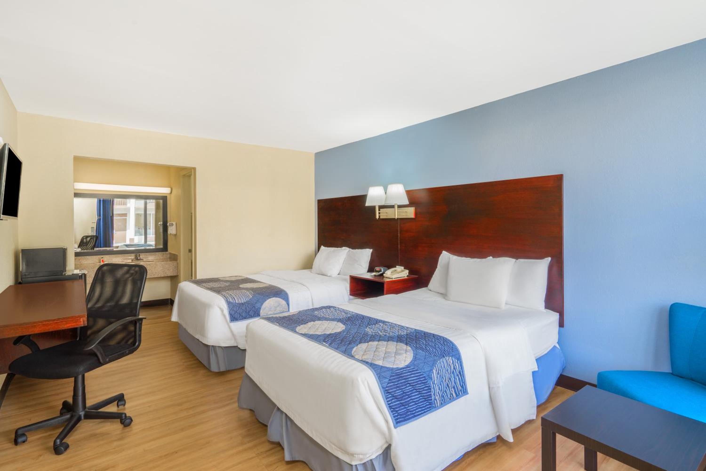 Double Room with Two Double Beds - Smoking photo 2