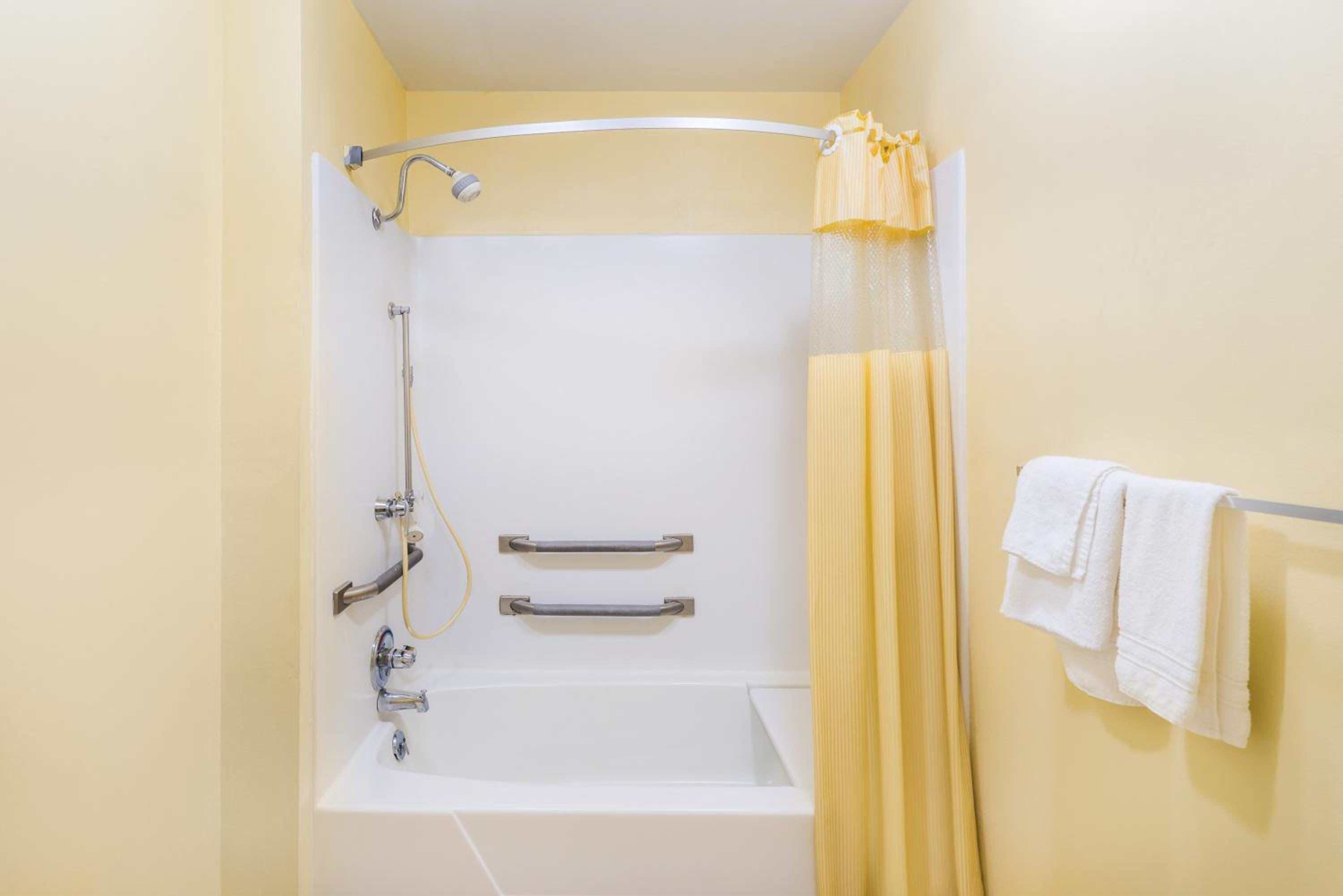 Queen Room with Bath Tub - Mobility Accessible/Non-Smoking photo 1