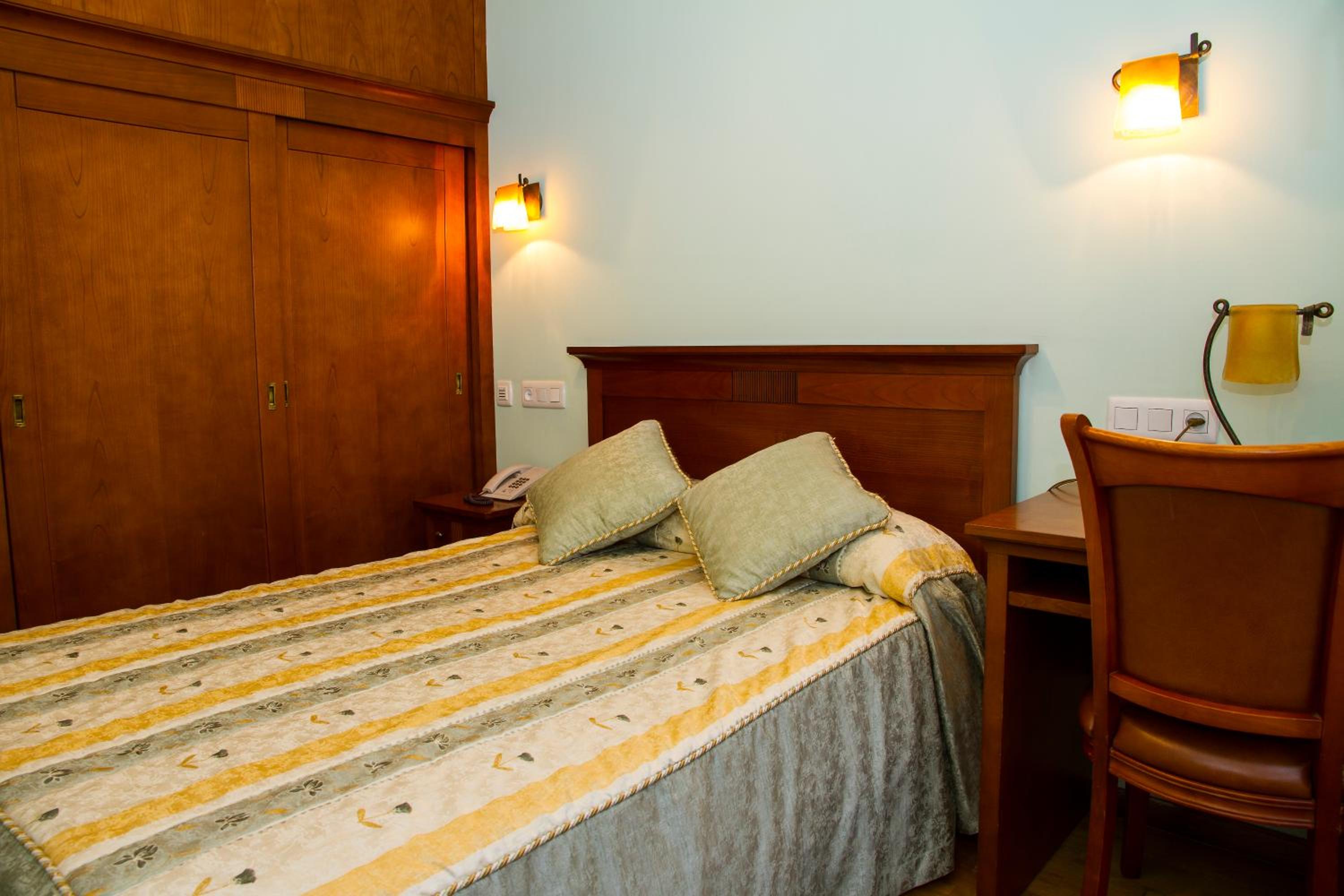 Double Room - Photo 7