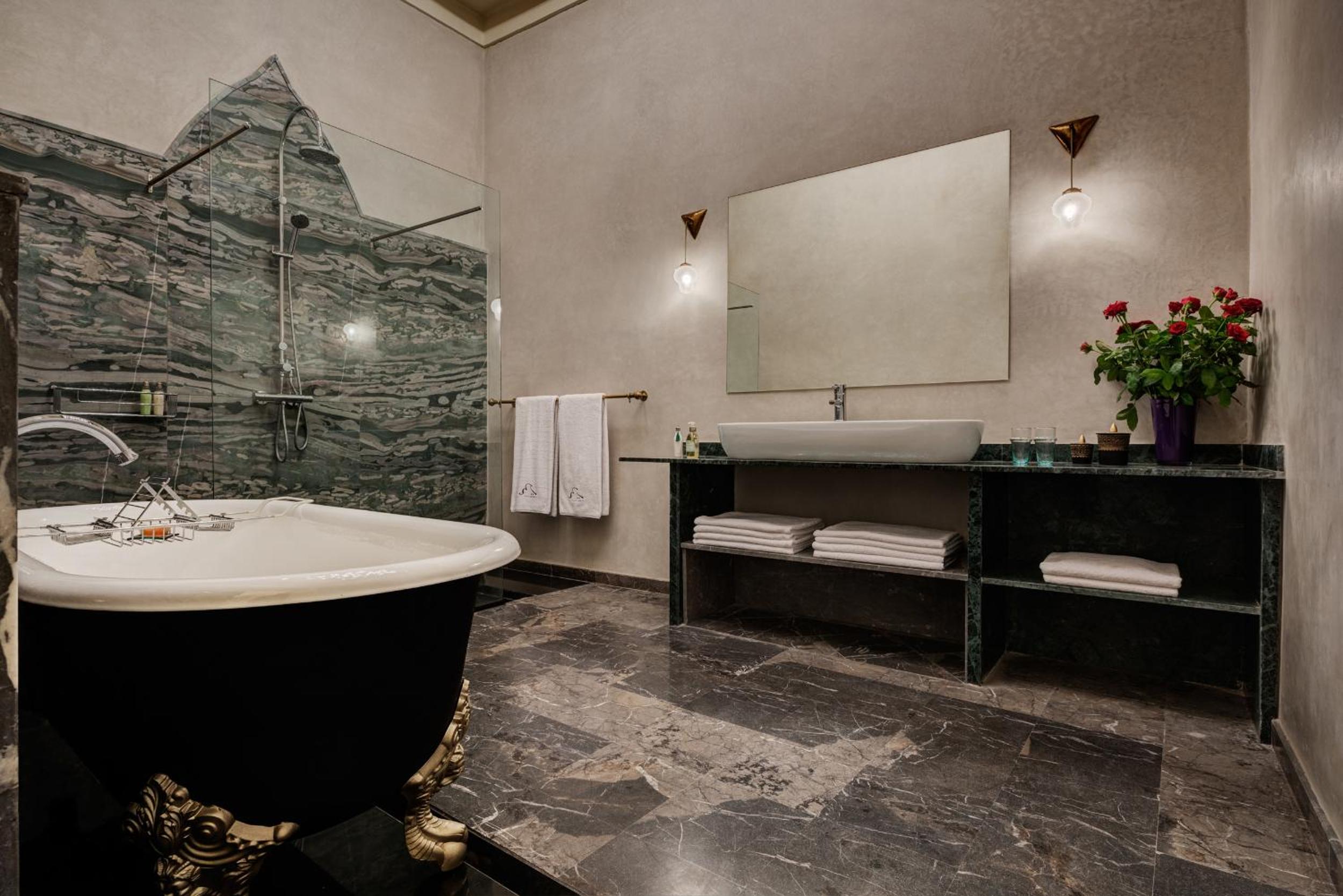 Suite with Balcony - Photo 6