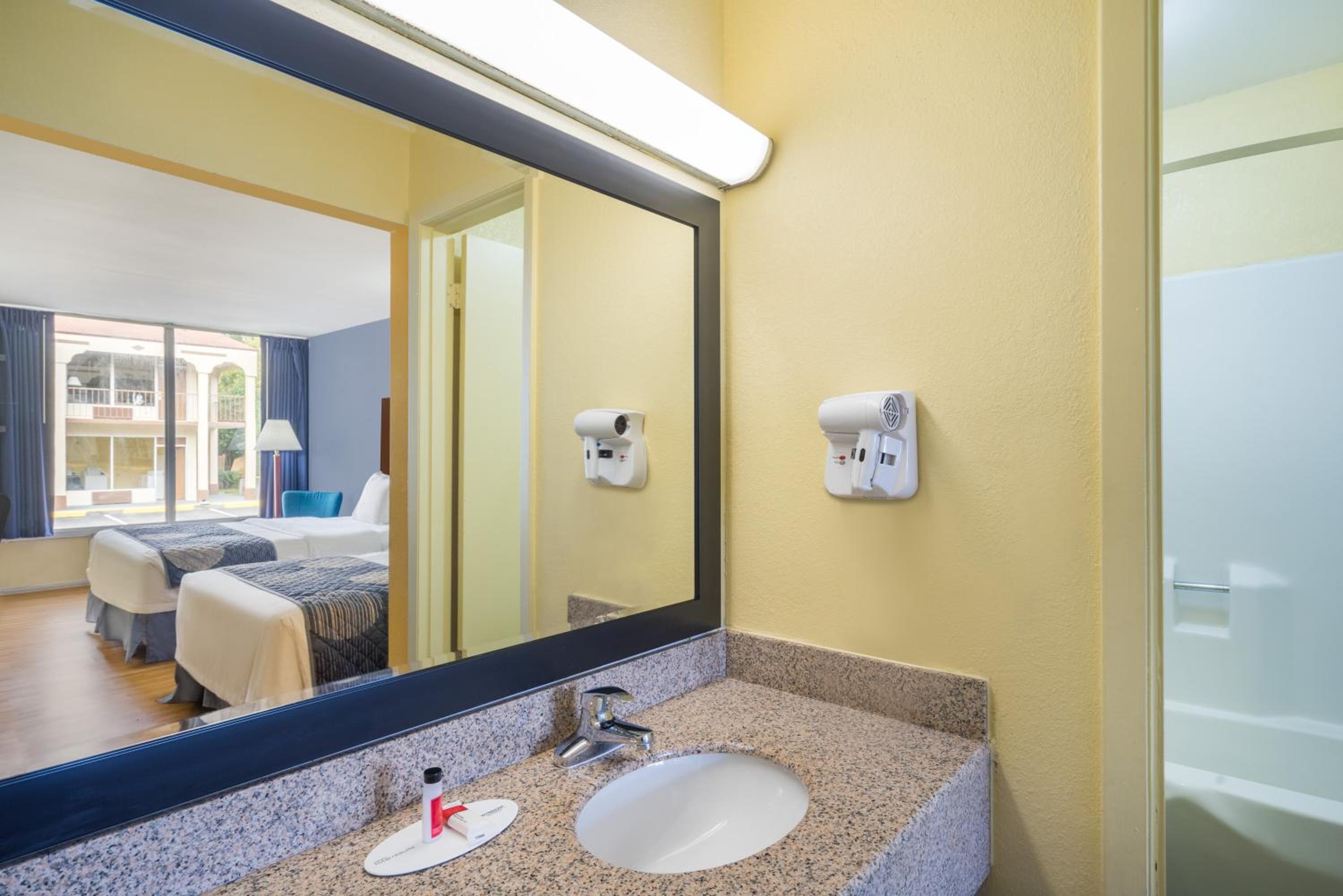 Queen Room with Bath Tub - Mobility Accessible/Non-Smoking photo 2