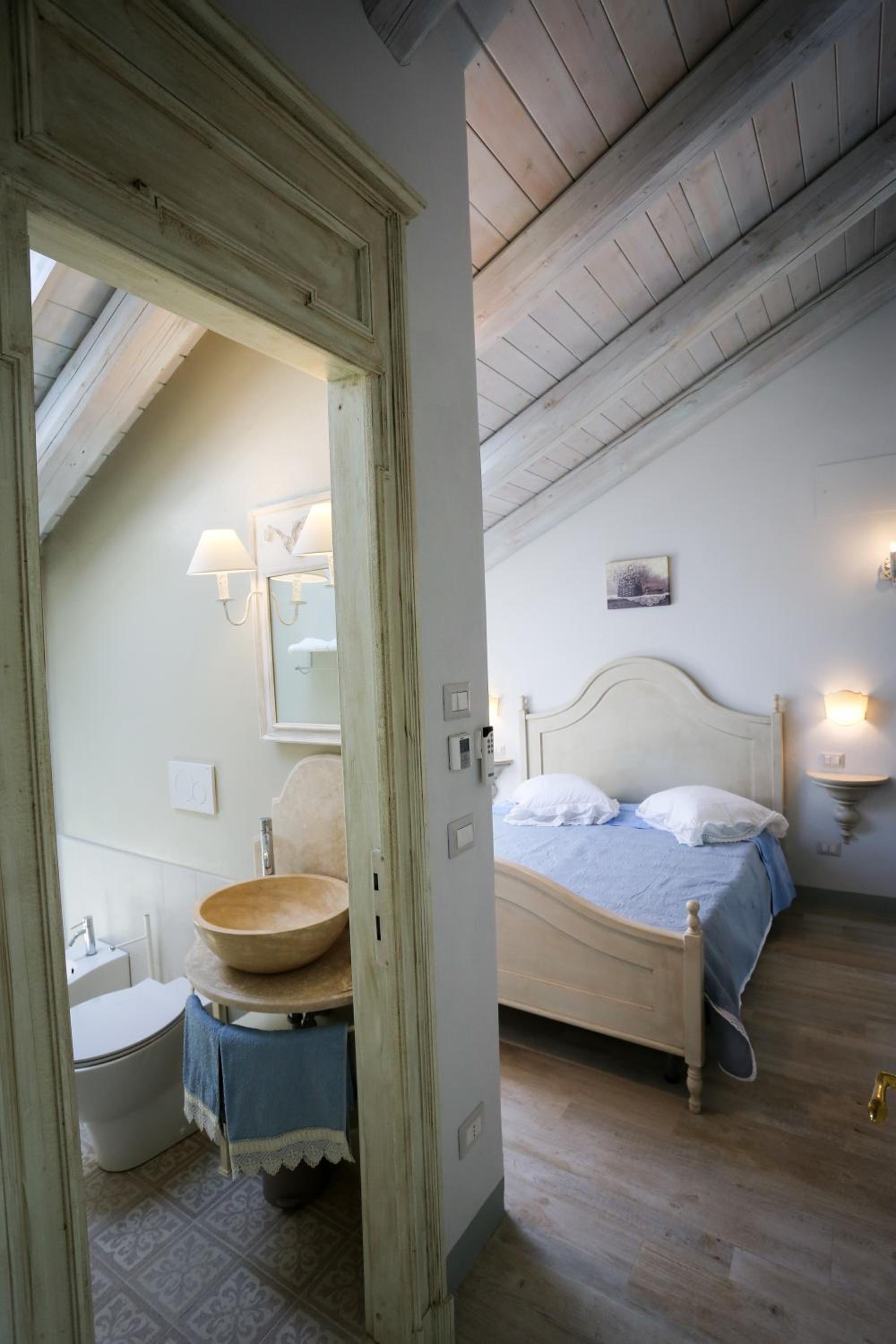 Deluxe Double Room (2 Adults + 1 Child)