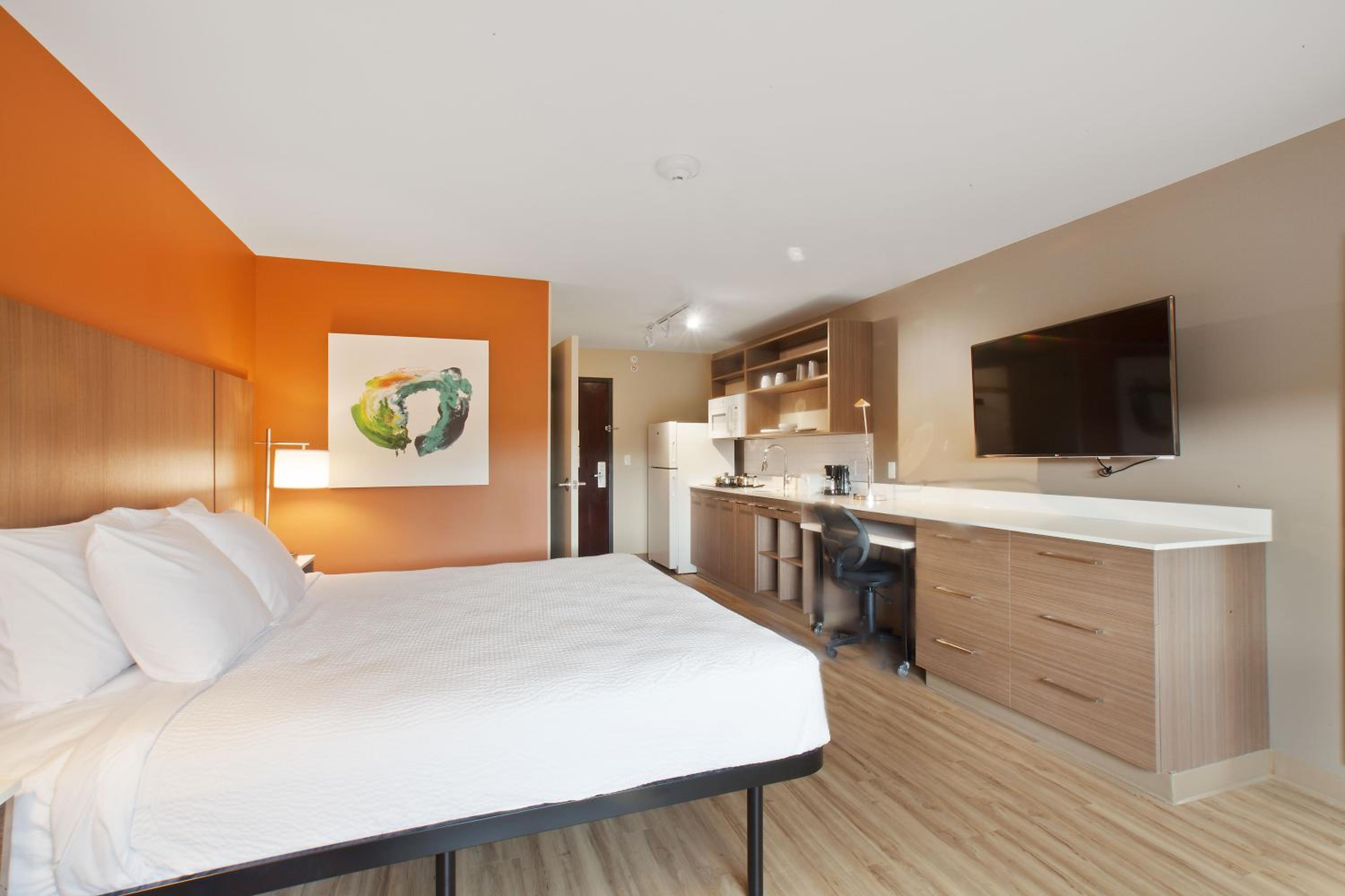 Studio with 1 King Bed - Non-Smoking - Photo 6