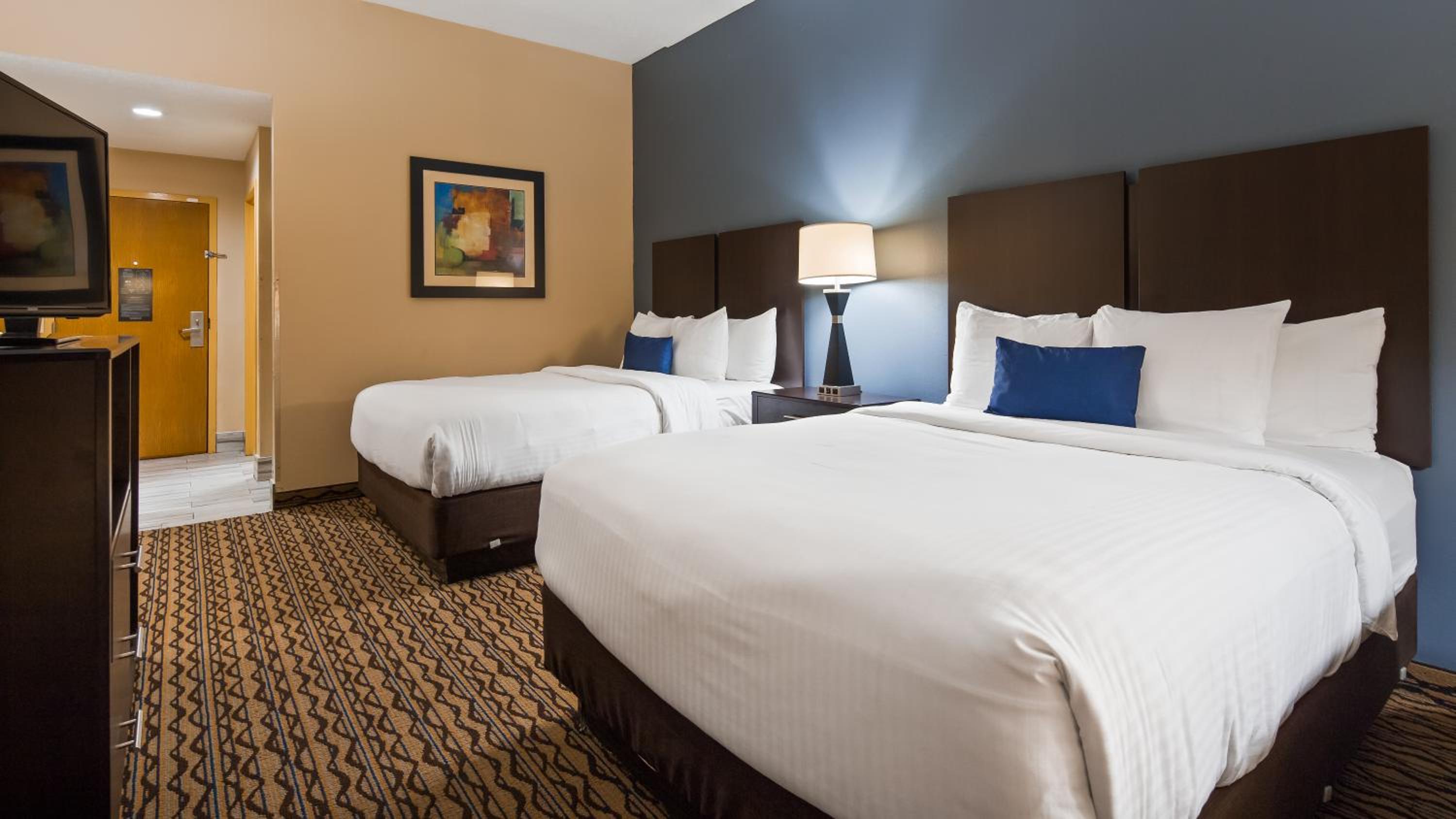 Queen Room with Two Queen Beds - Non-Smoking - Photo 8