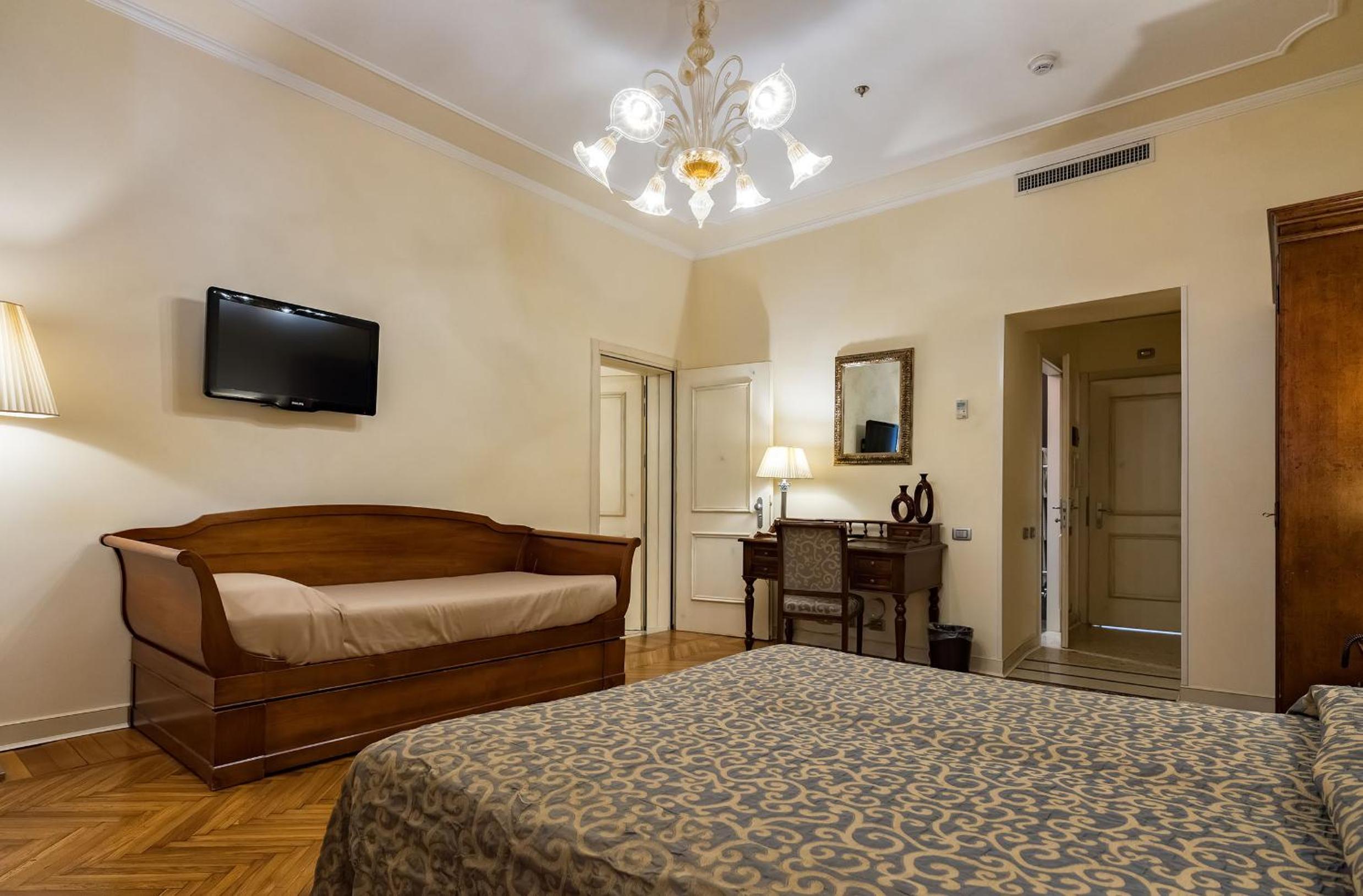 Comfort Triple Room thumbnail 5