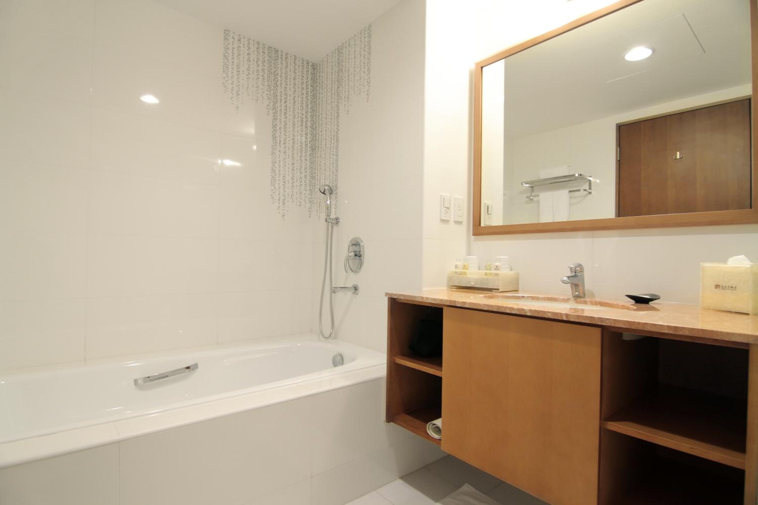 Deluxe Double Room with Bath - Photo 3