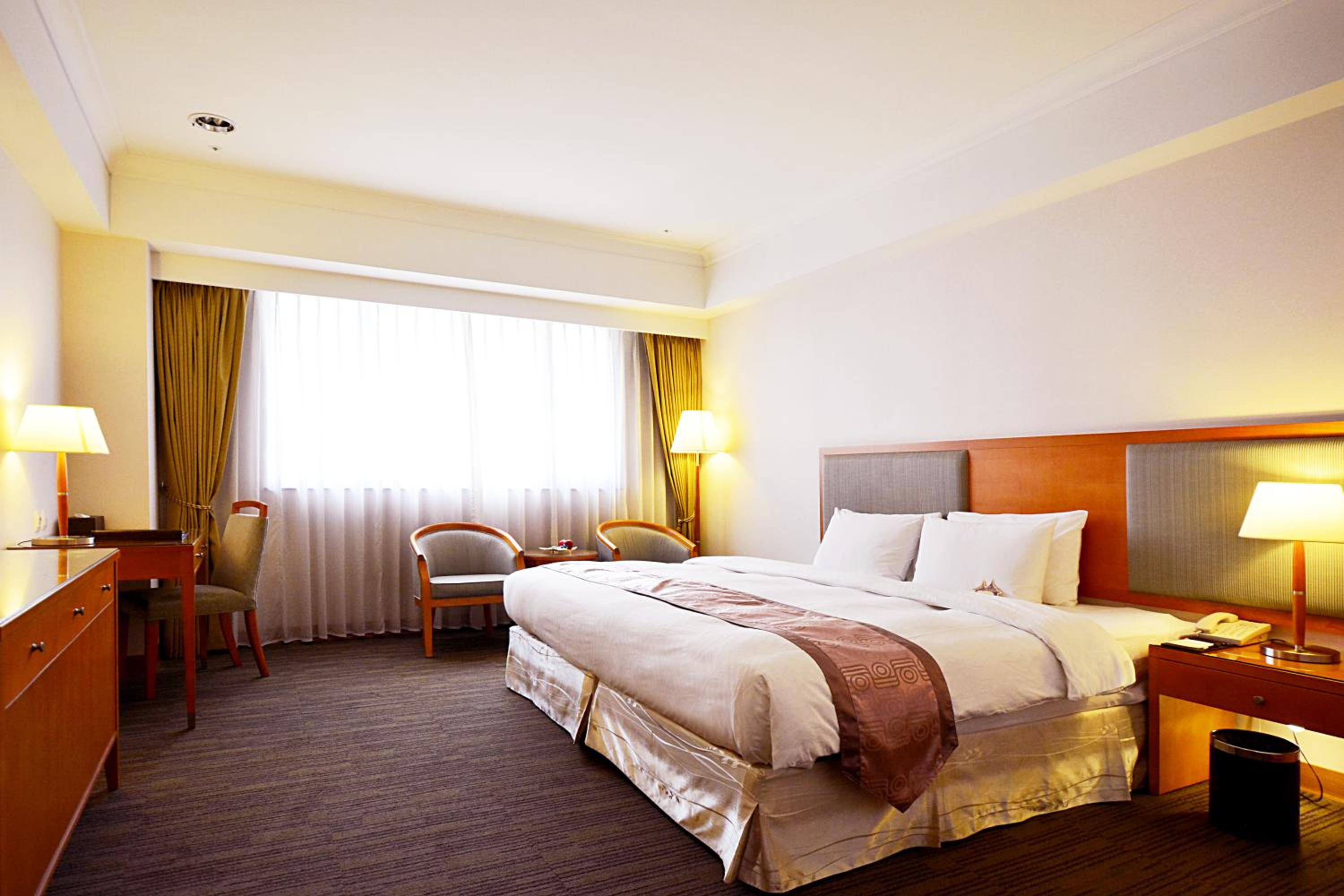 Deluxe Double Room with Bath - Photo 6