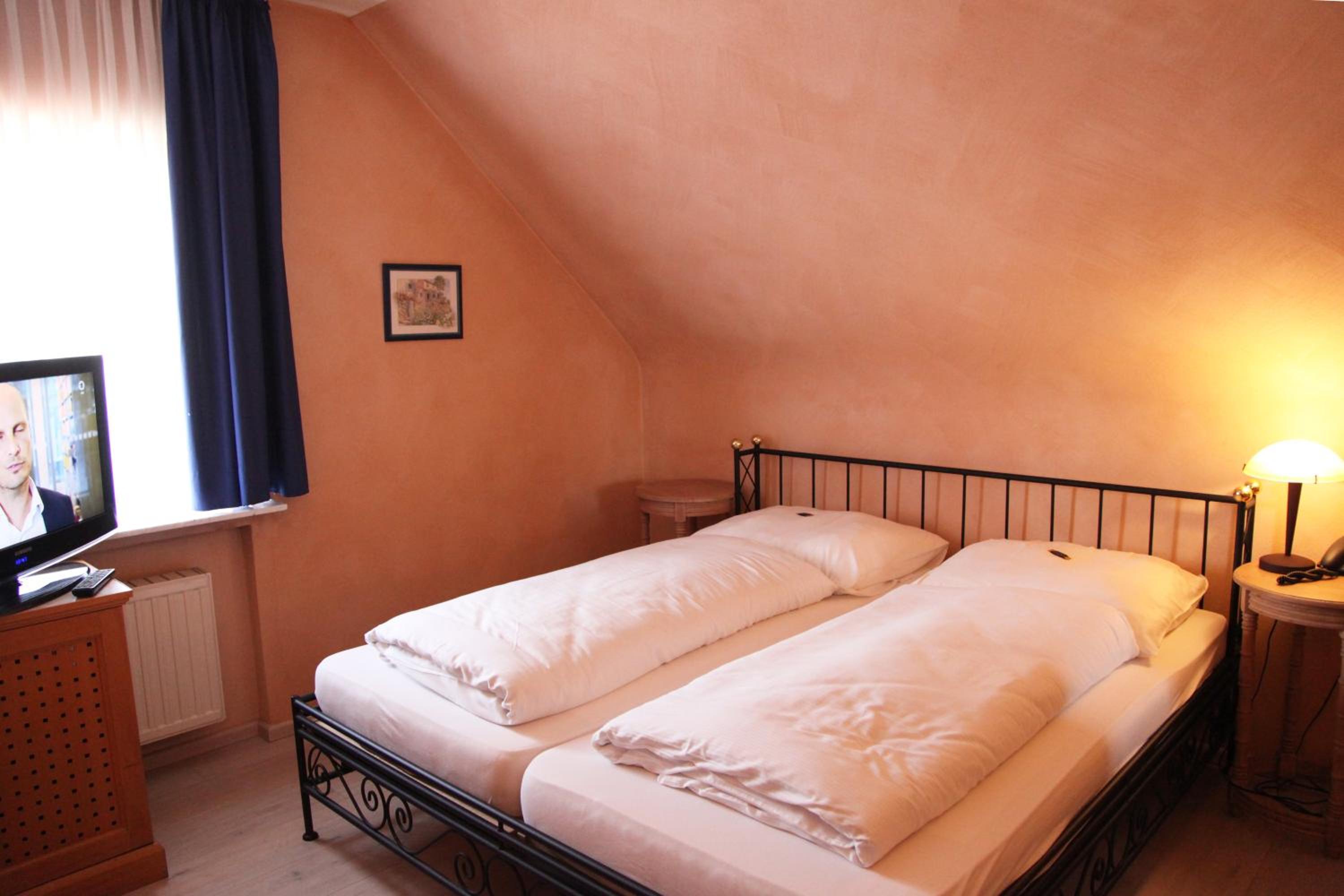 Economy Double Room - Photo 3