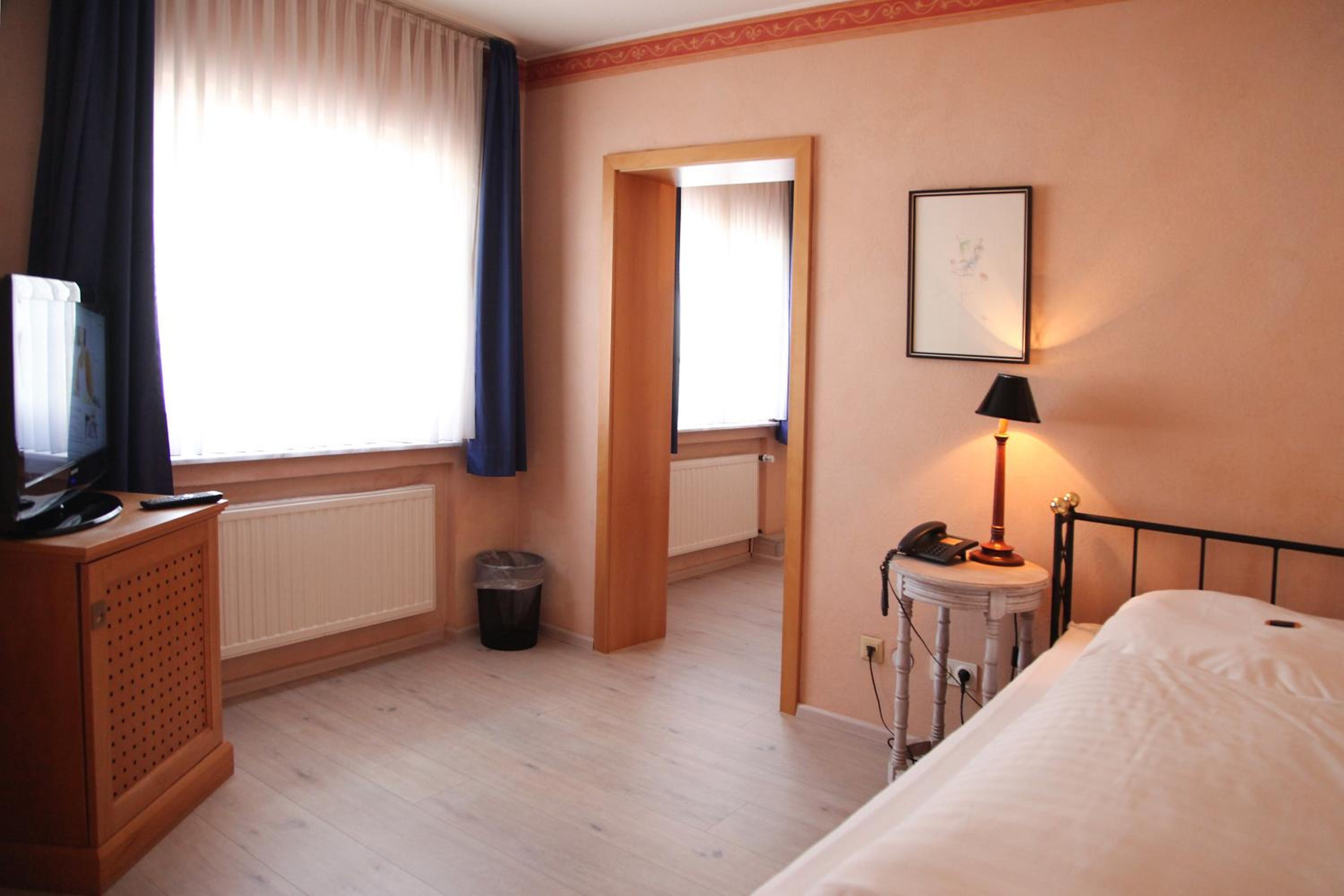 Standard Twin Room - Photo 3