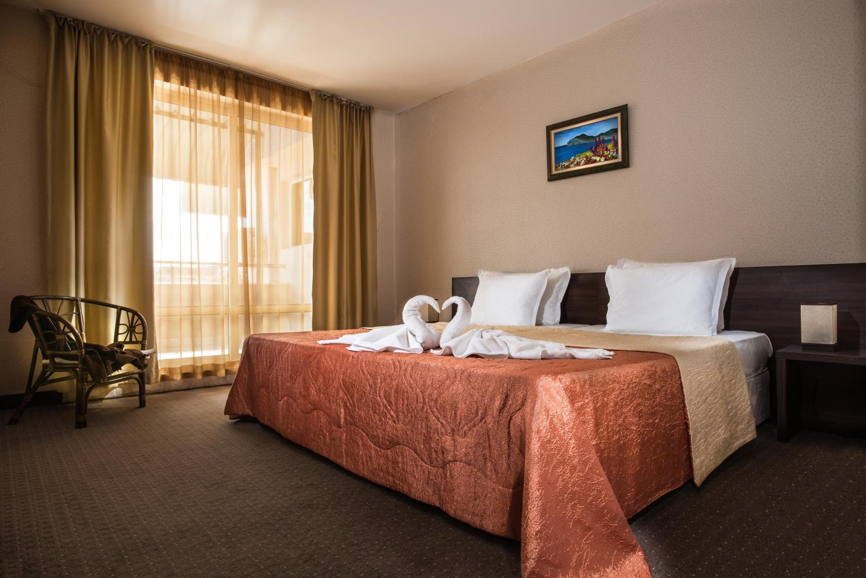 Double or Twin Room (2 Adults + 1 Child) - Photo 5