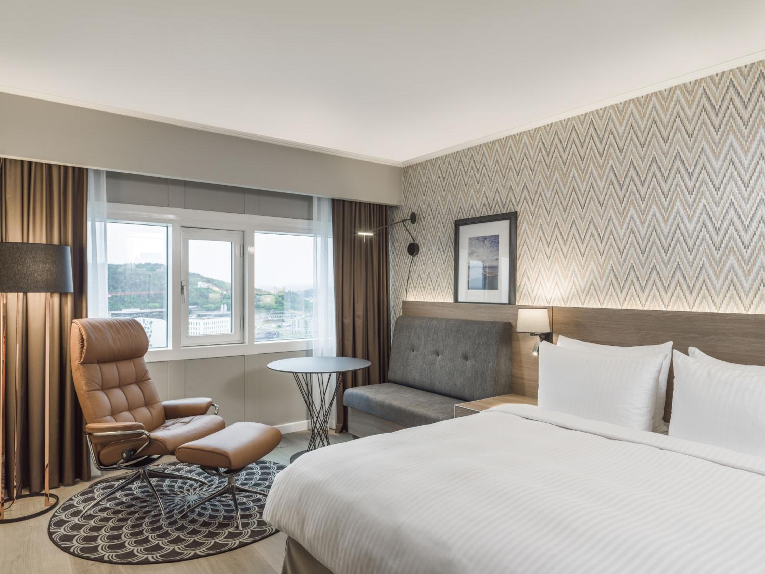 Premium Room with Panoramic Fjord View thumbnail 5