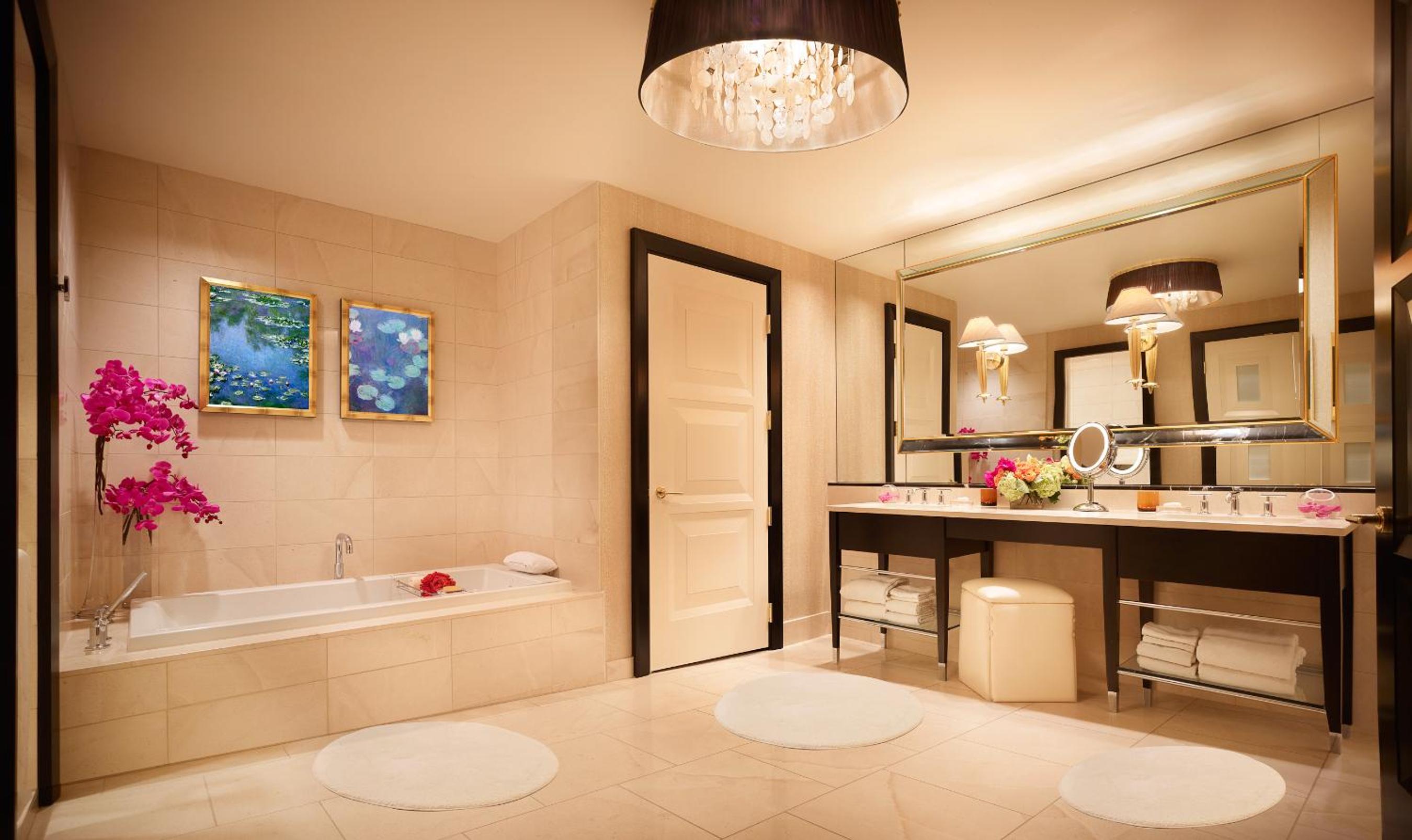 Encore Tower Suite Parlor - Photo 3