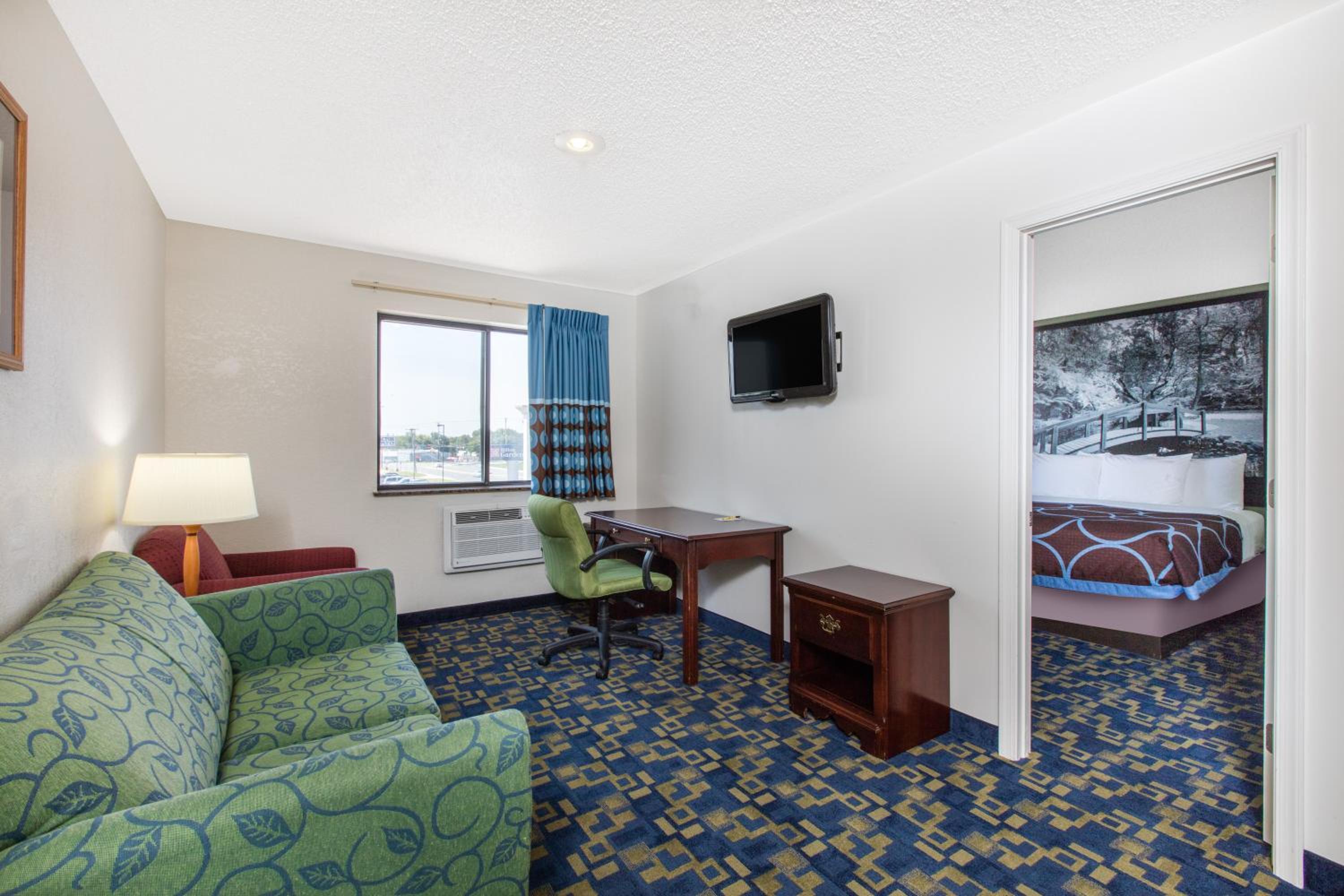 One-Bedroom King Suite - Non-Smoking photo 3