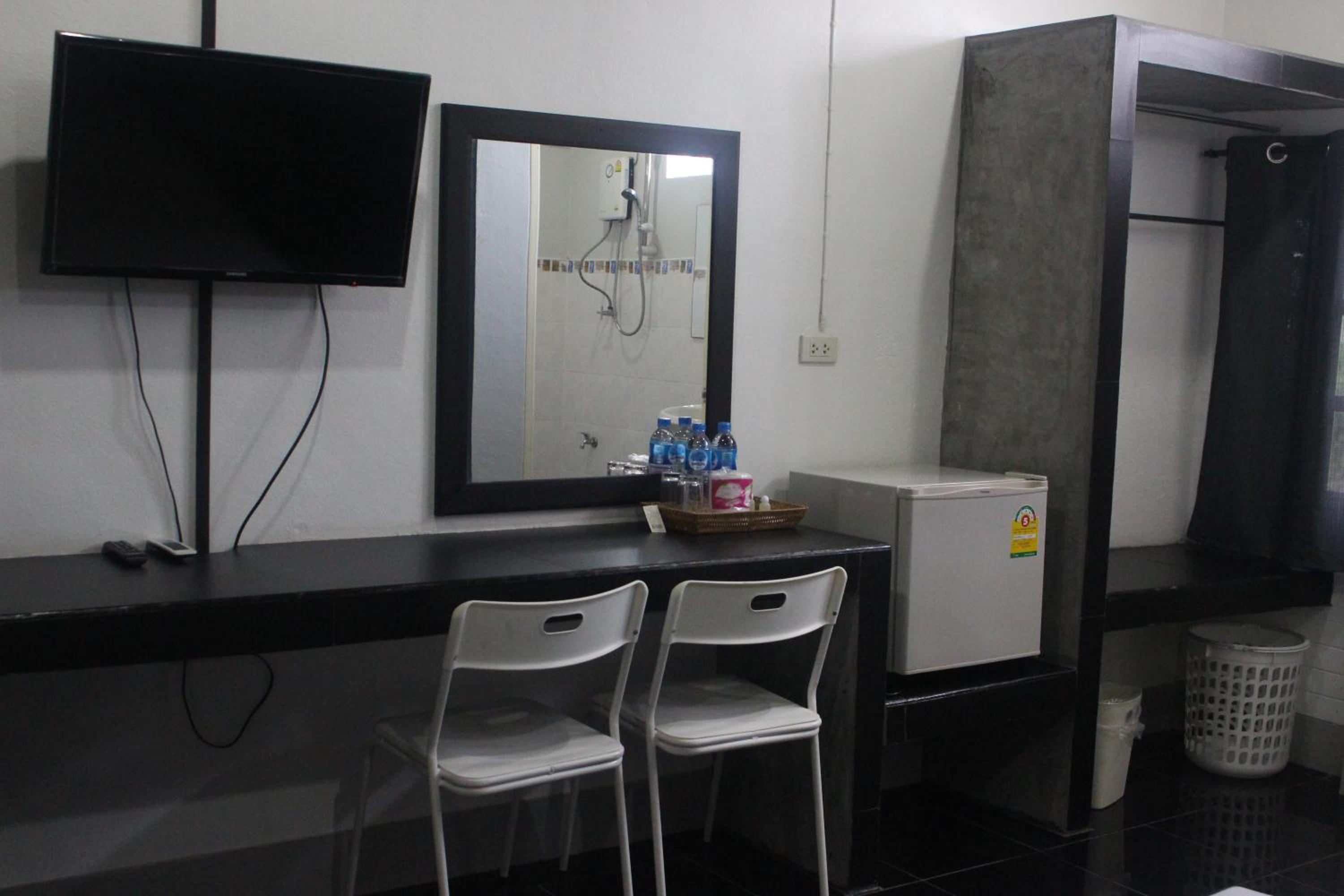 Double Room with Private Bathroom - Photo 6