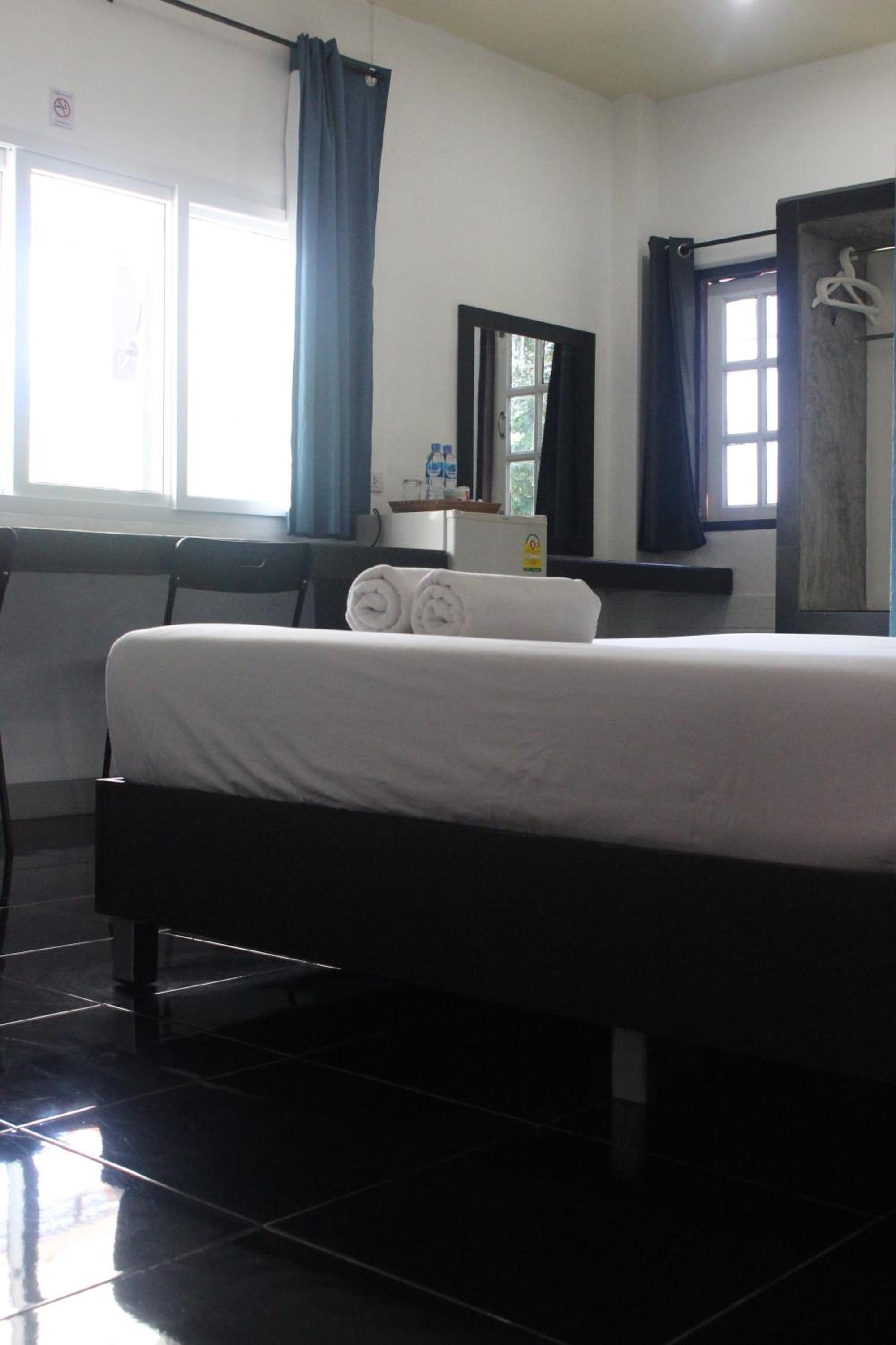 Double Room with Private Bathroom - Photo 9