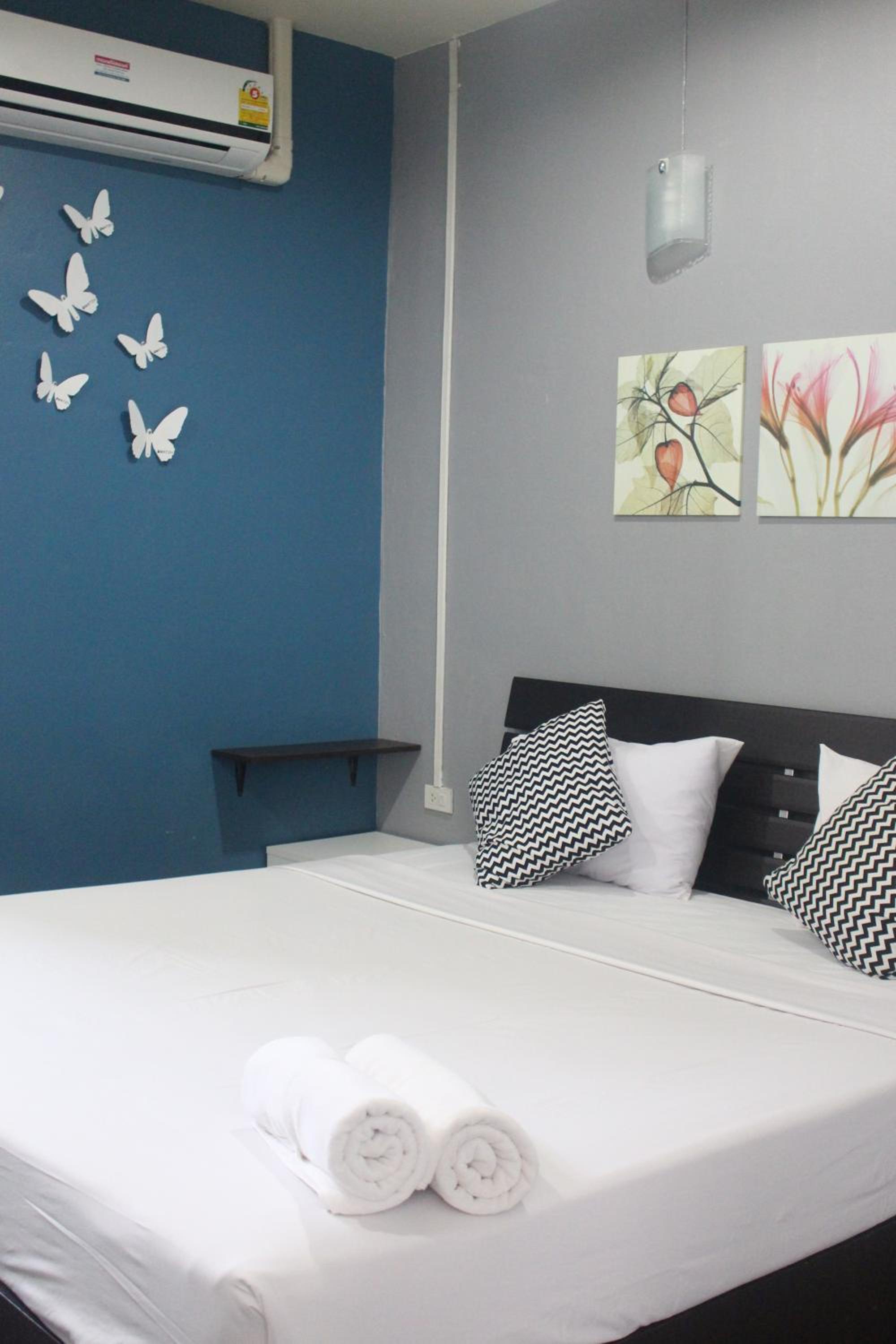 Double Room with Private Bathroom - Photo 10