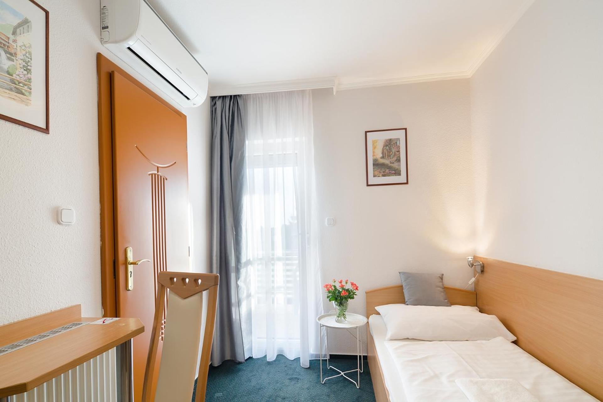 Twin Room - Photo 3