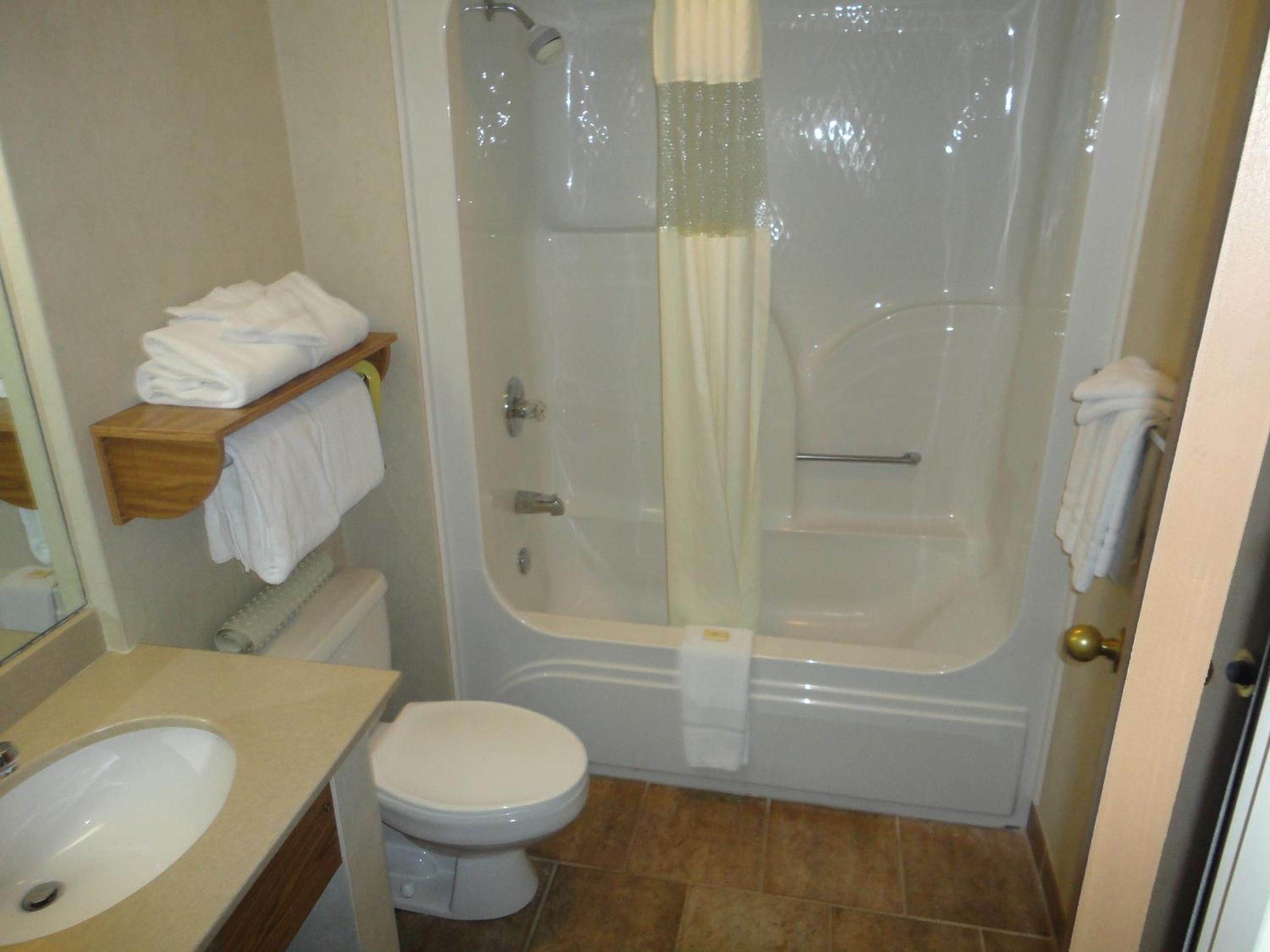 Deluxe Queen Room with Two Queen Beds - Non-Smoking - Photo 4